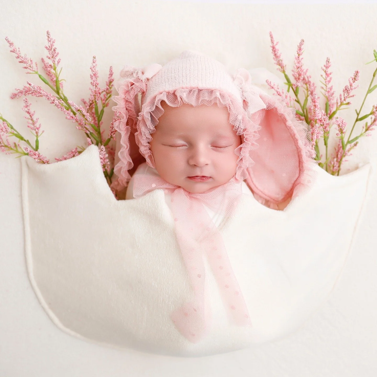 There&rsquo;s something so peaceful about a brand new baby all wrapped up and dreaming&hellip; tiny details, soft textures, and just the gentlest touch of pink to make it all come together. This session was all about keeping it simple, cozy, and time