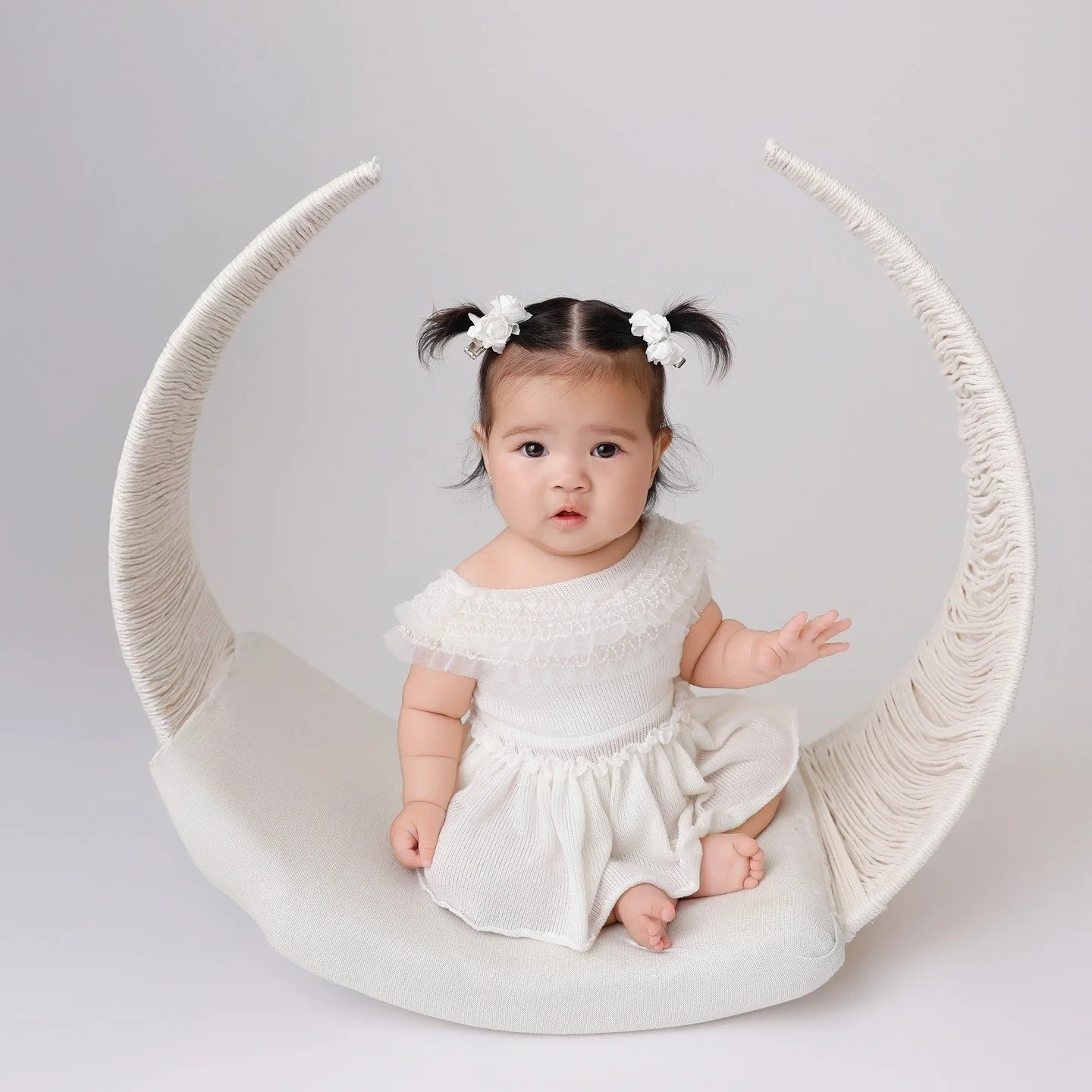 They go from curled up in your arms&hellip; to sitting up and looking right at you in what feels like a blink 🤍
The newborn stage is slow, sleepy, and fleeting. And before you know it, you&rsquo;re in the sitter stage&mdash;full of personality, tiny