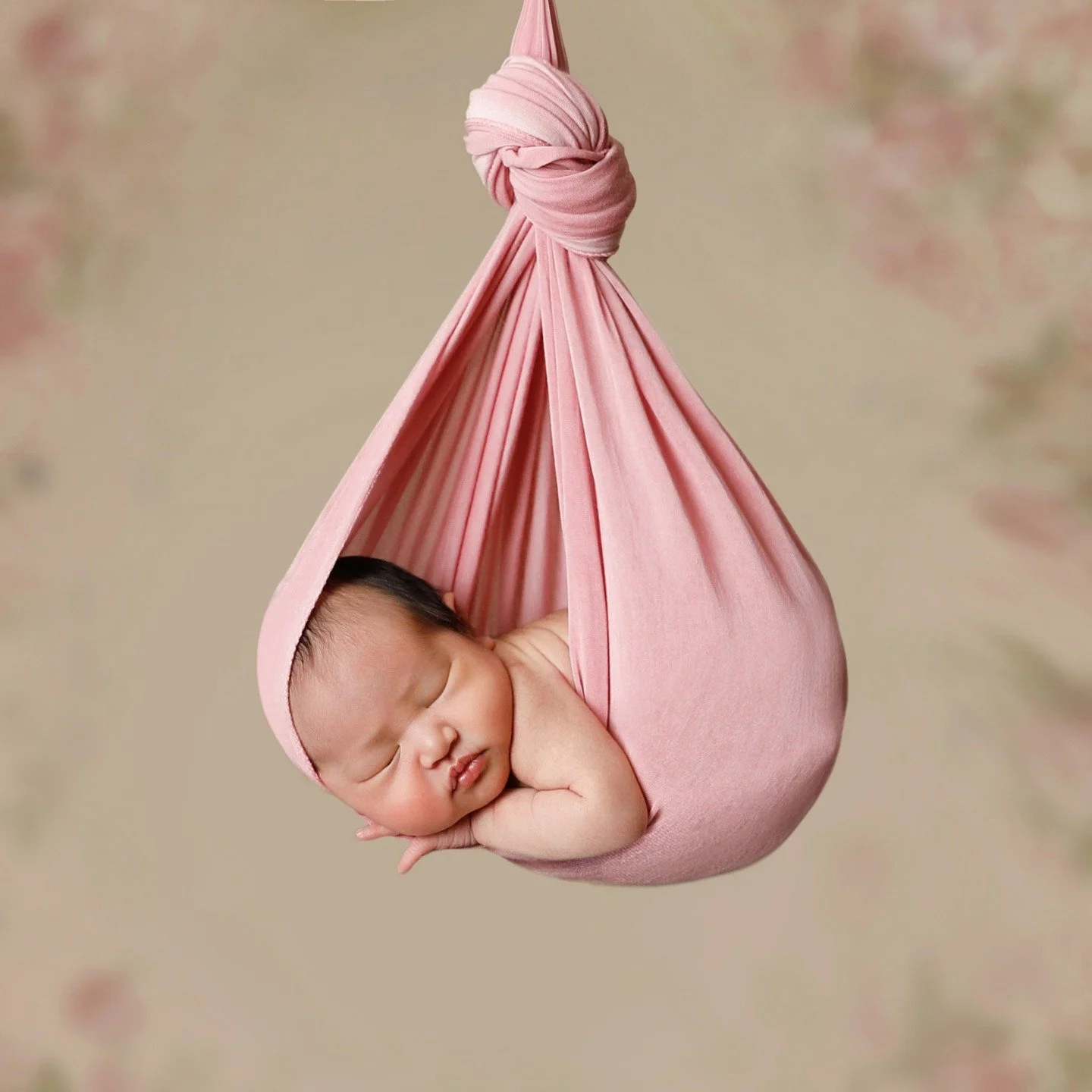 Soft. Simple. Timeless. 🤍

There is something so magical about these early days&hellip; when they curl up naturally, sleep deeply, and trust the world completely. This is why I love creating these clean, elevated newborn portraits&mdash;nothing dist