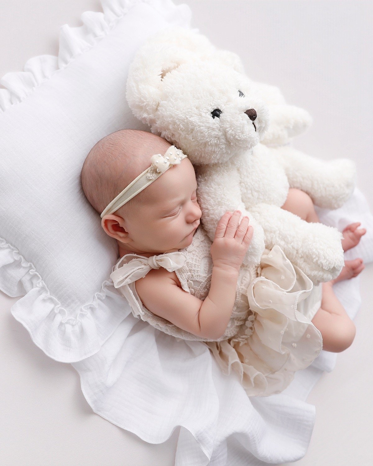 8 days and so so pretty @stillshotsoc a local photographer had her baby and is already back to work. She assists me from time to time and so we had to photograph her new baby. Lately these teeny tiny humans just want to be wrapped and she screamed th