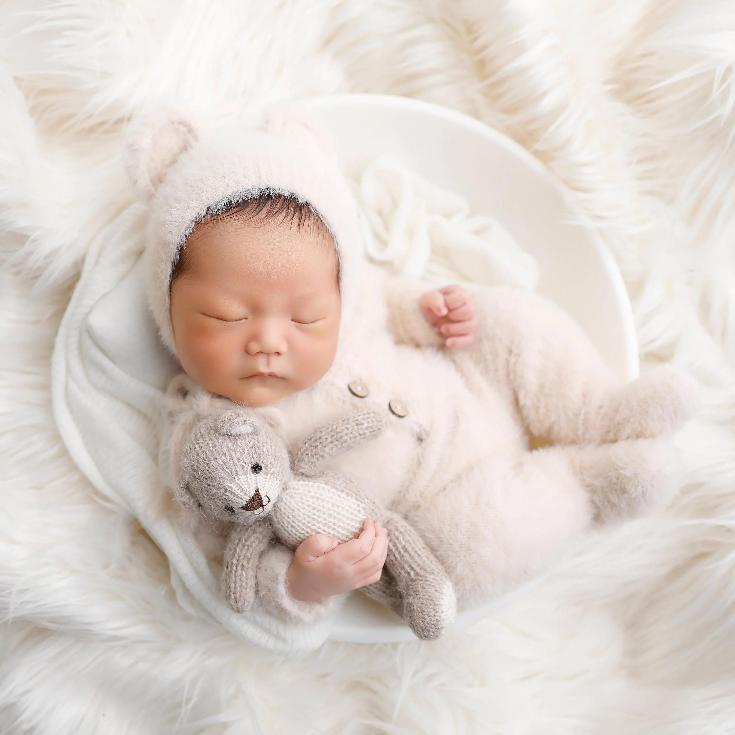 Sneak peak for this gorgeous 12 day baby isn't he so cute. He is in my new bowl from @alexroblesdesigns and the fur is from my shop @shopanabrandt www.shopanabrandt.com - so cute and cozy. This was the last shot of the day and one of my favorites.