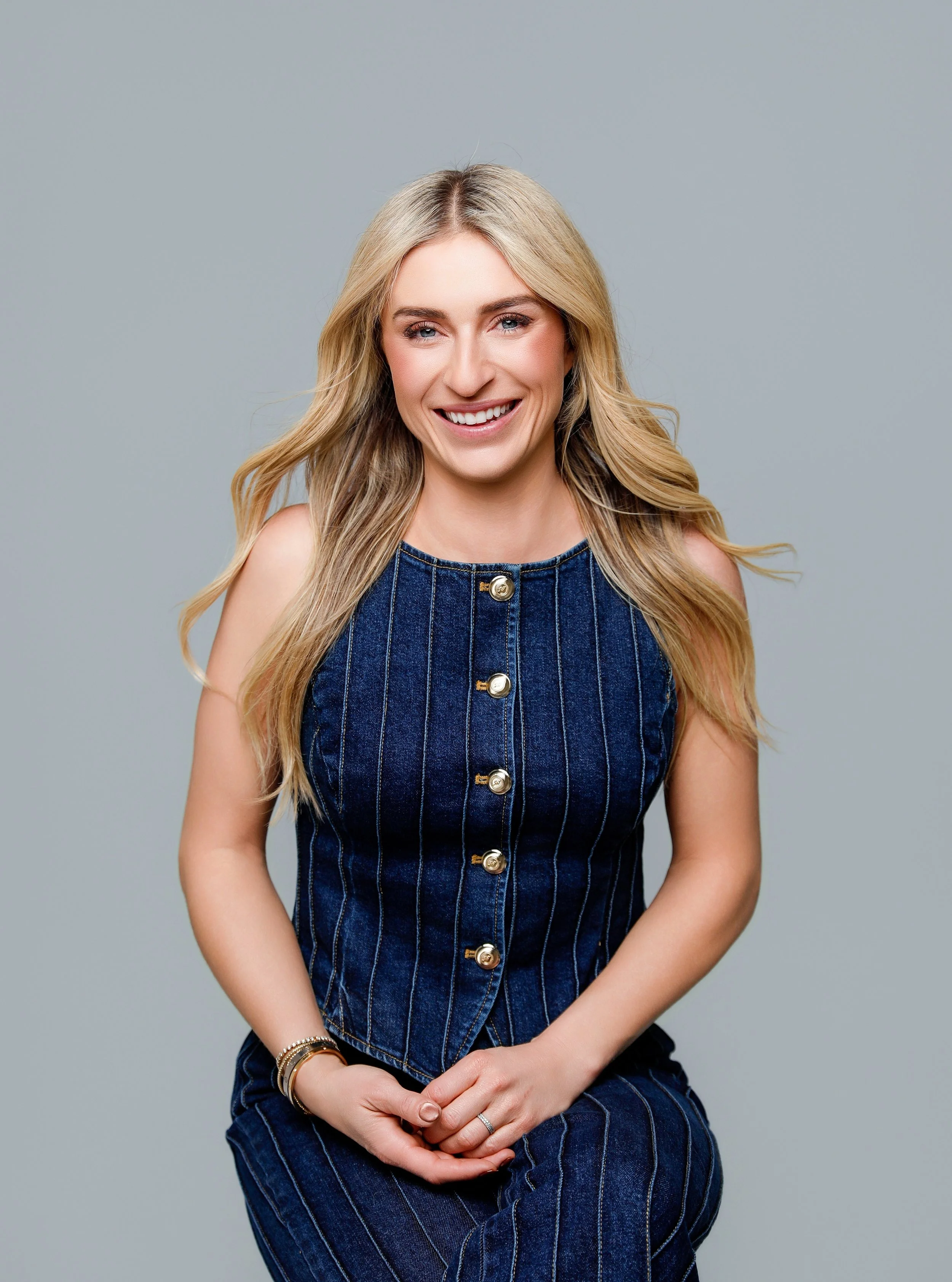 When was the last time you had your headshot updated? @jasminerothofficial had never had one can you believe that? She really didn't need one and she just started building houses. Her empire is amazing and I love photographing each of her new babies 