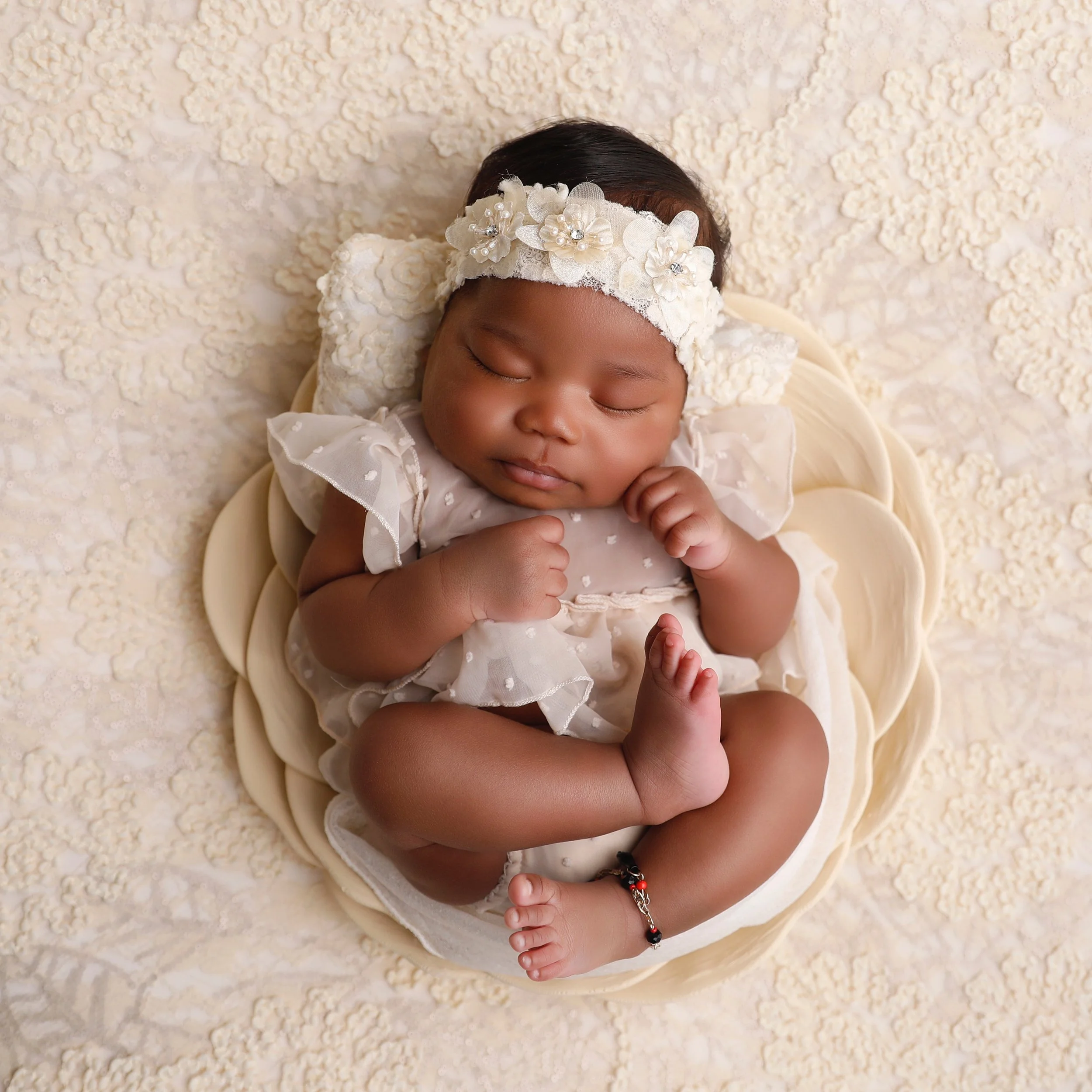 so dreamy isn't she?? bowl @alexroblesdesigns and the blanket in my shop

https://shopanabrandt.com/store/p/rosioli-blanket-and-sack-set?rq=blanket