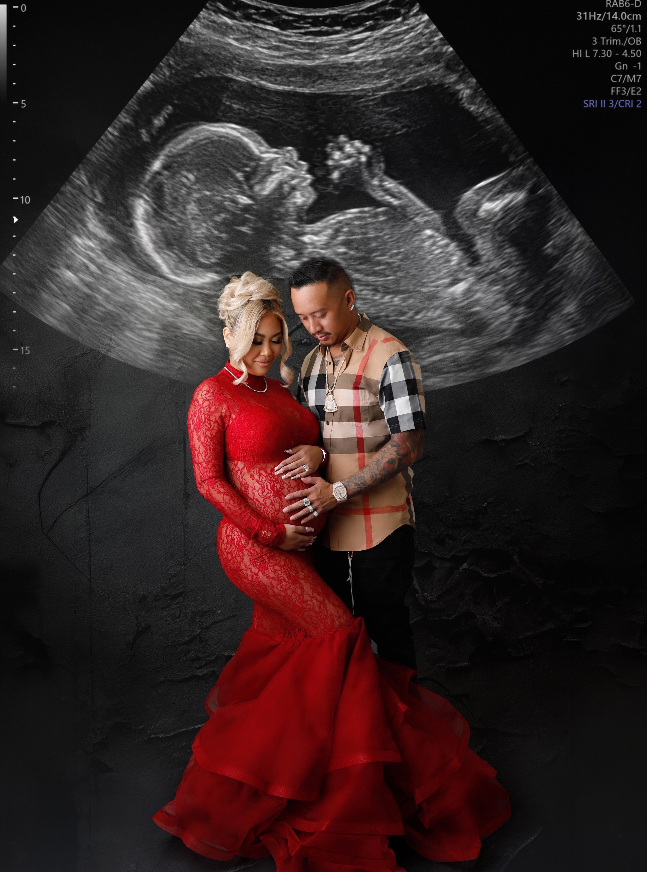 Demonstrating the ultrasound look- edit done in www.thestudiosocialsystem.com. Have your client email you the ultrasound photo or bring it to the pregnancy session and take a photo of it. Then upload it into the overlay studio in www.thestudiosocials
