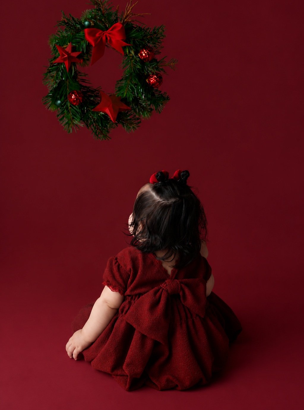 Did you schedule your holiday mini yet? You can do a plain backdrop, colored one or a designed one!