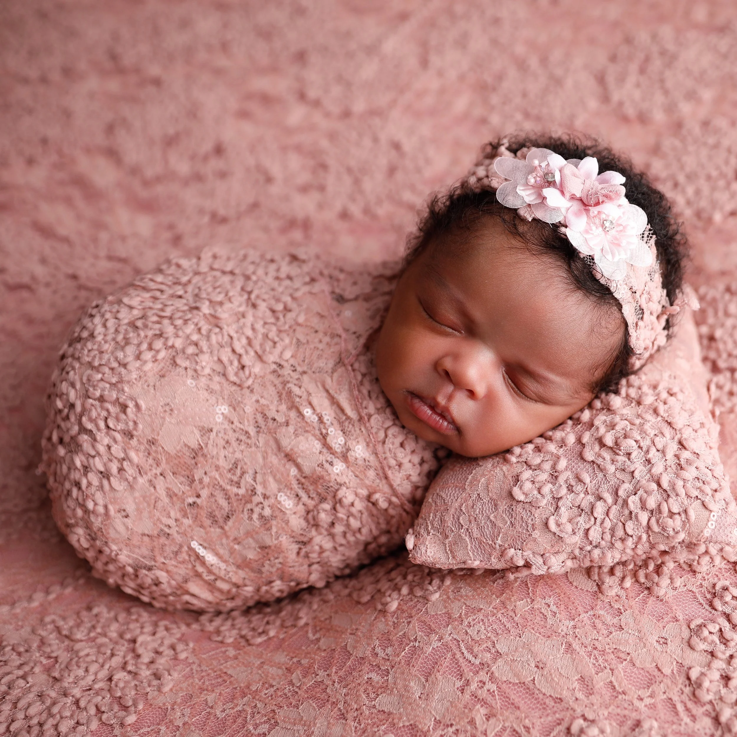 Look at this baby isn't she absolutely gorgeous?! Seriously dream baby. 
Amazing props http://shop.alexrobles.com @alexroblesdesigns 

clothing/blankets https://shopanabrandt.com @shopanabrandt