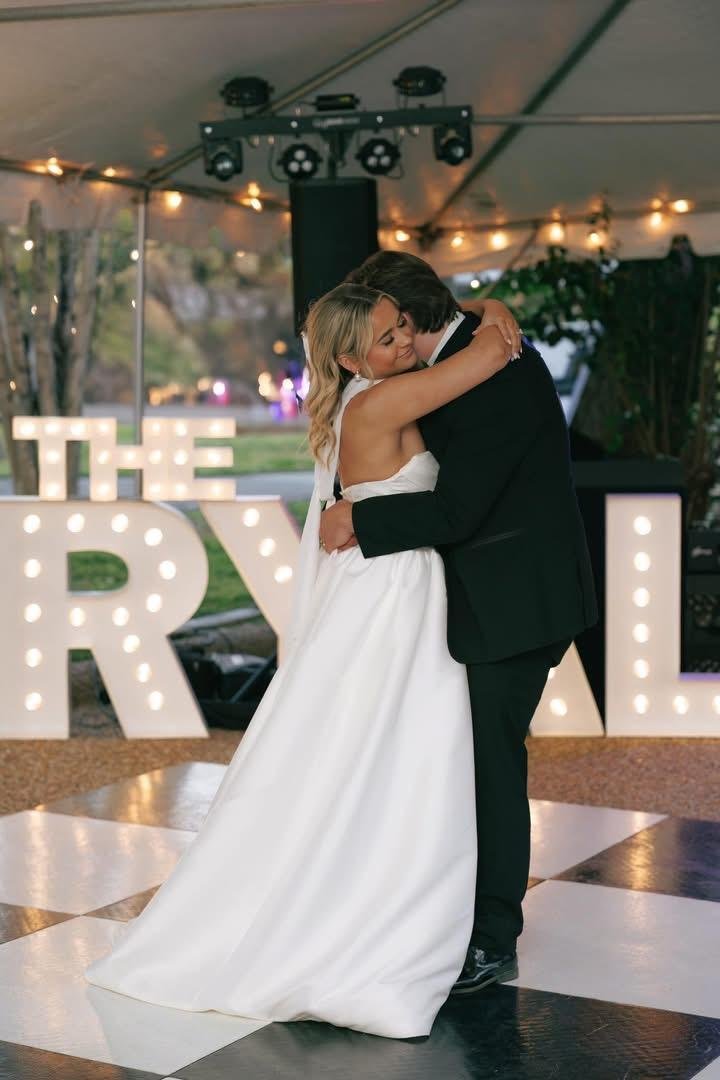Under the oaks and against the charm of a historic Southern home, Drew &amp; Kendall said &ldquo;I do&rdquo; in unforgettable style. ✨ Our &ldquo;THE RYALS&rdquo; marquee letters added just the right glow to this timeless outdoor celebration.

Venue: