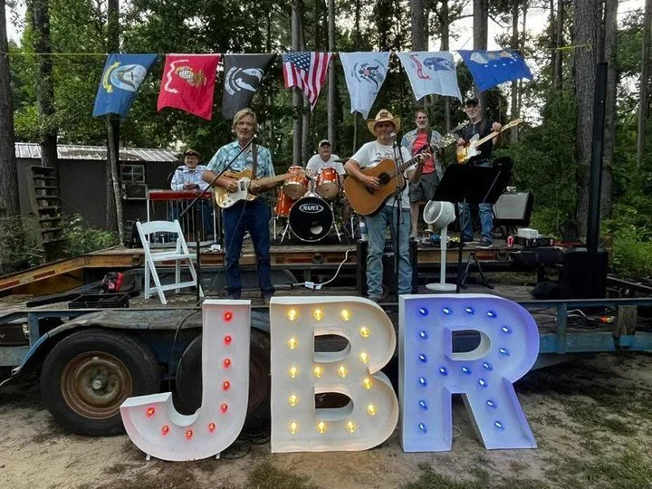 Grit, guitars, and glowing letters. 🤘🇺🇸
We were honored to light up the stage at this Jeep trail ride supporting veterans — proof that the right letters make every cause shine brighter.
📍 Custom marquee rentals for fundraisers, festivals &