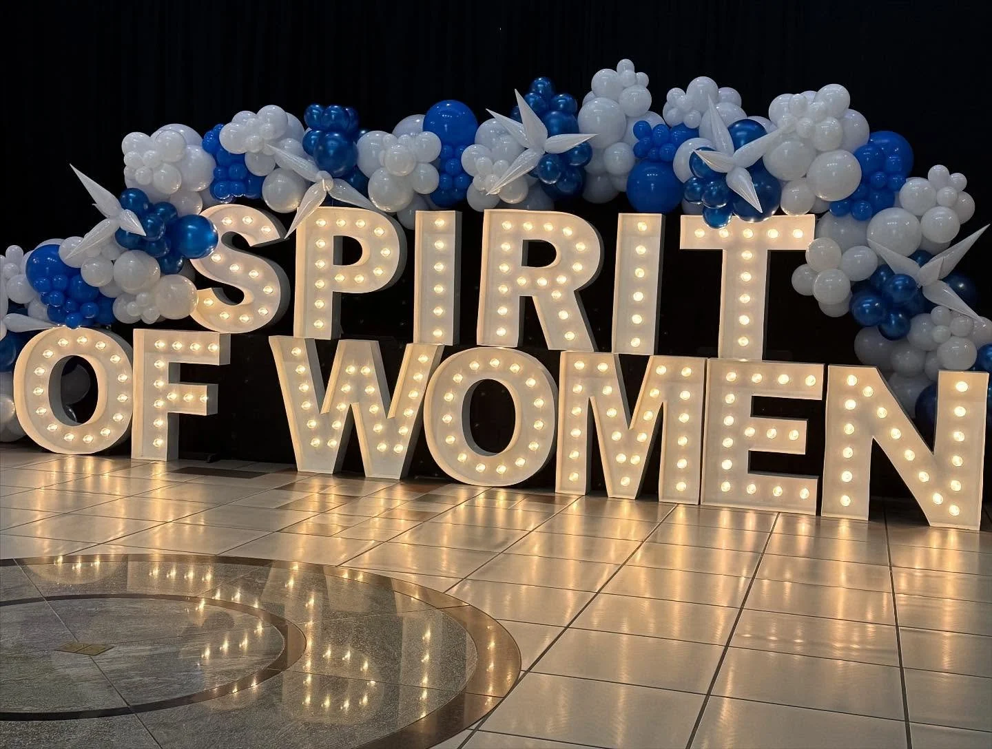 🎈With balloons or without balloons? What’s your style?🎈
The Hattiesburg area has so many great balloon artists we get to work with on a regular basis! This set up for Forrest General was made complete with the help of @thealmondmacaron