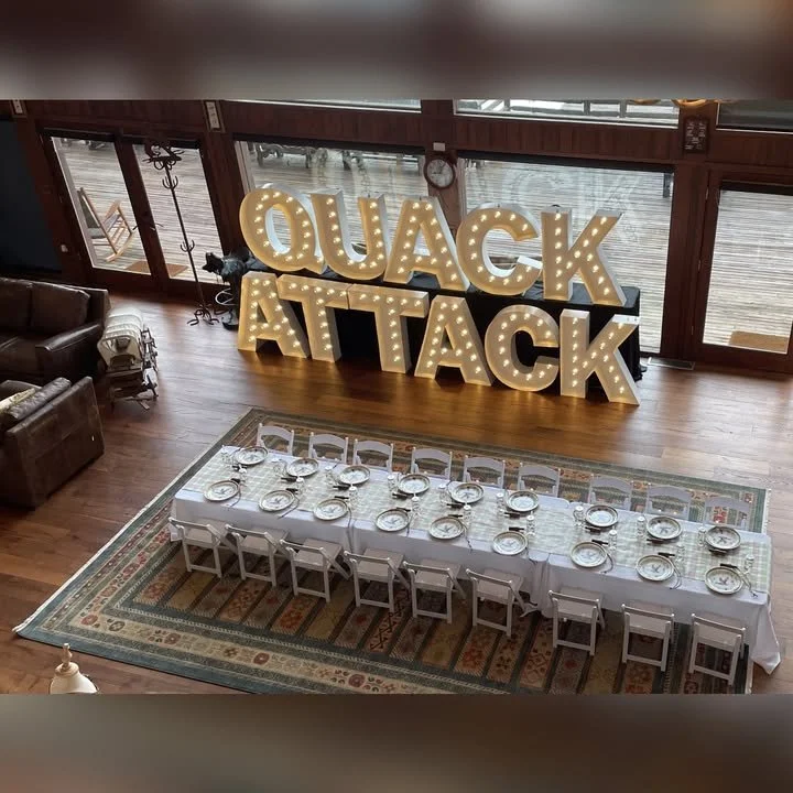 A duck-hunting 5th birthday that was equal parts cozy lodge + big-time photo moment. Warm marquee lights, marshy greens + river blues, duck decoys, and a balloon garland that absolutely ate - this setup was one for the books.

Shoutout to Haley at @t