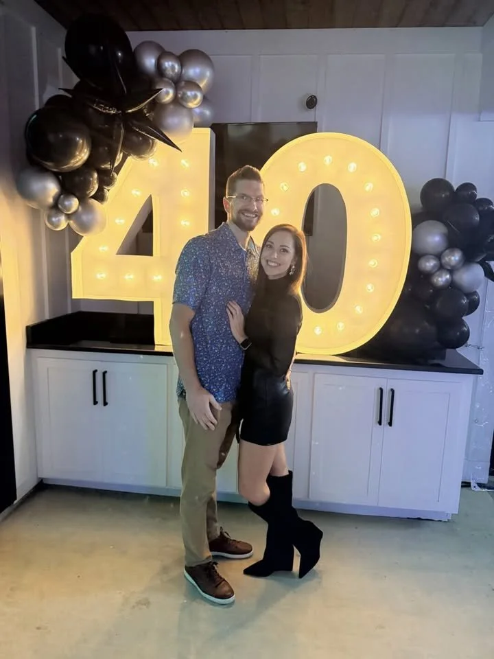 40, but make it classic 🖤✨

Those big &ldquo;4-0&rdquo; numbers turned the entrance into the photo spot of the night. Black + chrome balloons, warm bulbs, and a milestone that deserved to feel like a moment.

Planning a birthday, anniversary, or big