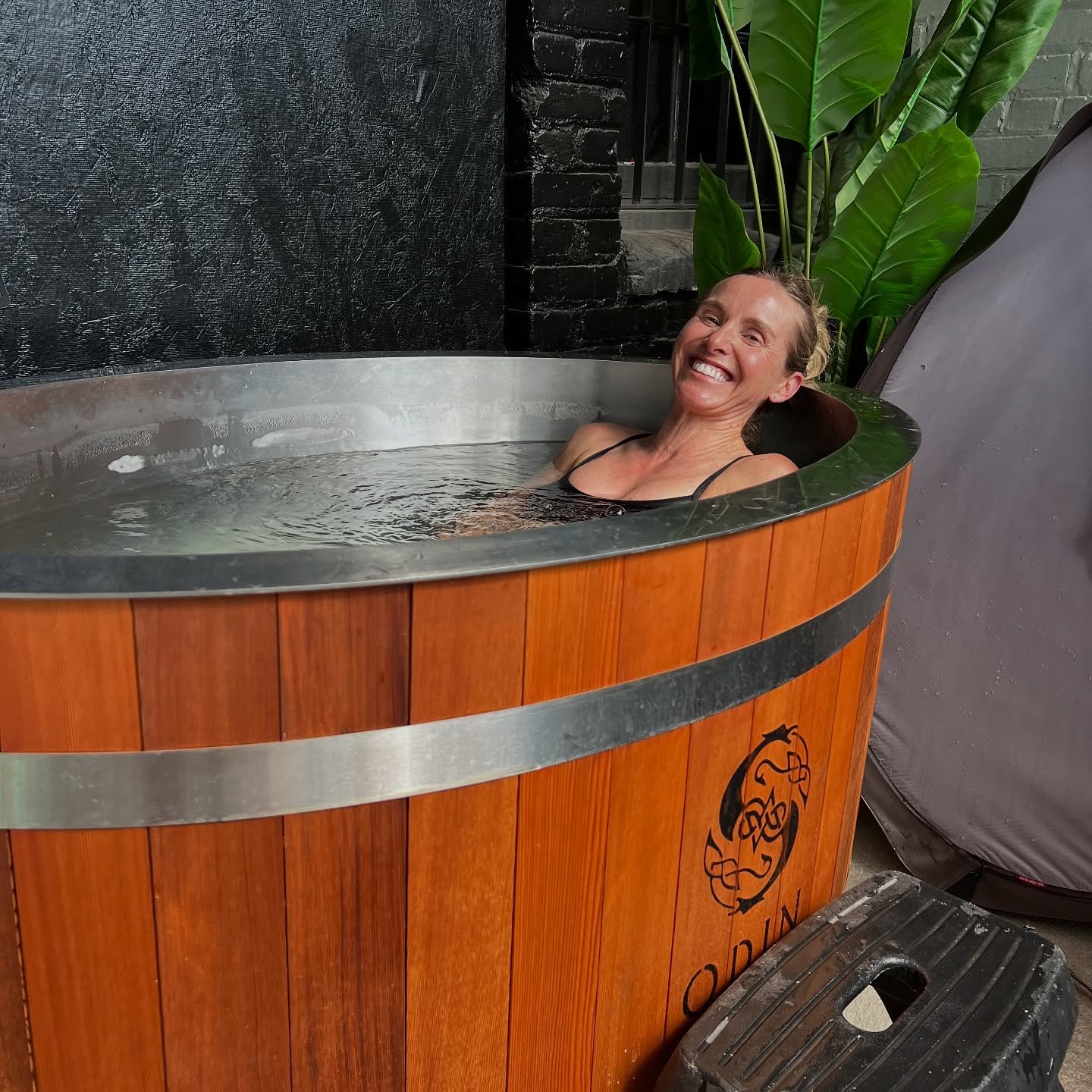When that 1 minute mark hits in the plunge and you&rsquo;re feeling real good :) @thefitnessskinny looked too happy to not snap this shot at our team get together this past Monday! 

Our contrast therapy setup isn&rsquo;t about proving toughness, it&