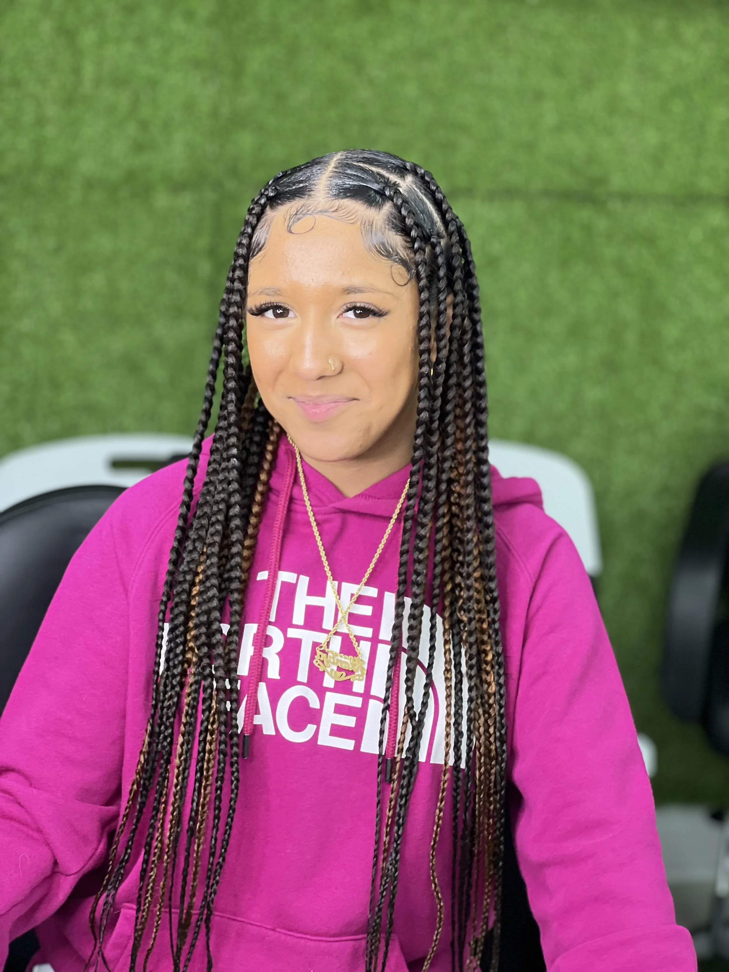 Model with knotless braids