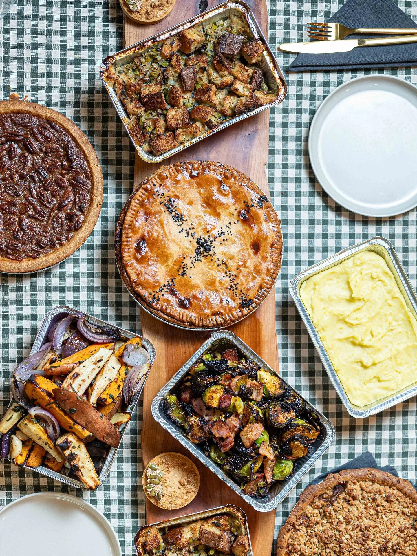 ✨🍂 Thanksgiving at @russellsbutcher &amp; @alimentaritoronto ✨

Make this year&rsquo;s feast one to remember &mdash; without the stress. 🦃 Place your order for Thanksgiving mains and sides online through Russell&rsquo;s Butcher &amp; Deli by Sunday