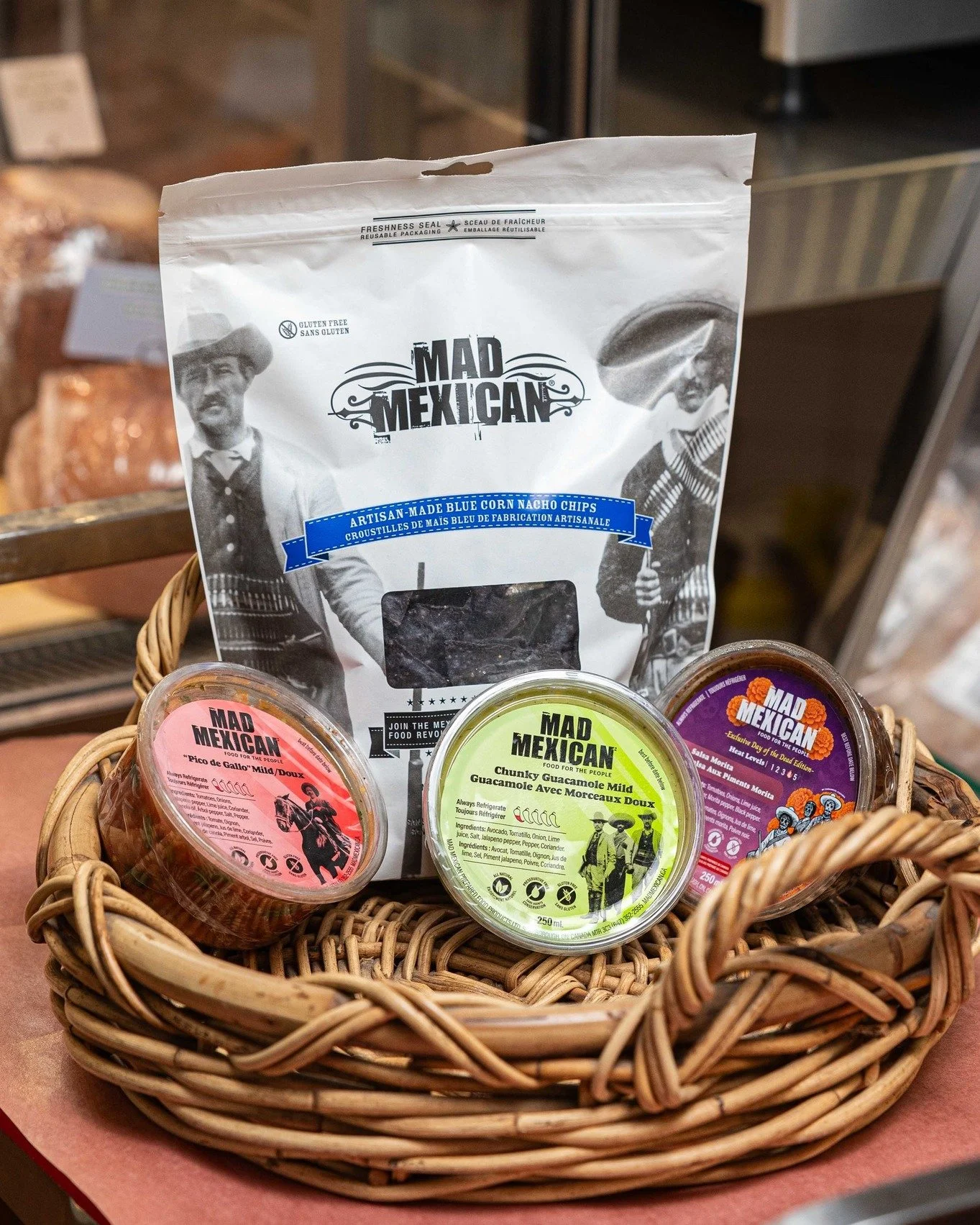 Perfect for hosts &mdash; especially the ones who love a little spice. 🌶
&bull; Pico de Gallo
&bull; Guacamole
&bull; Salsa Morita
&bull; Nachos
A fun, flavour-packed basket they&rsquo;ll actually use.

#mexicanfood #guacamole #nachos #totopos