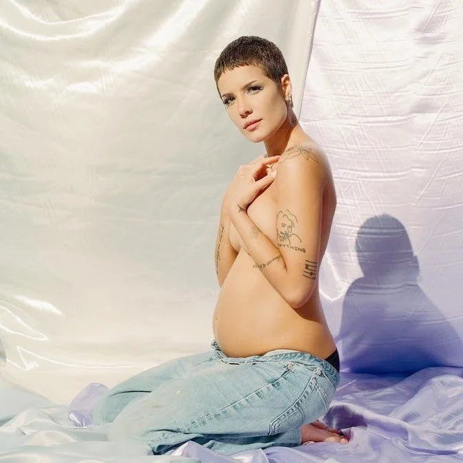 Love @iamhalsey baby bump here. Motherhood is a dream ❤️👶🏼
