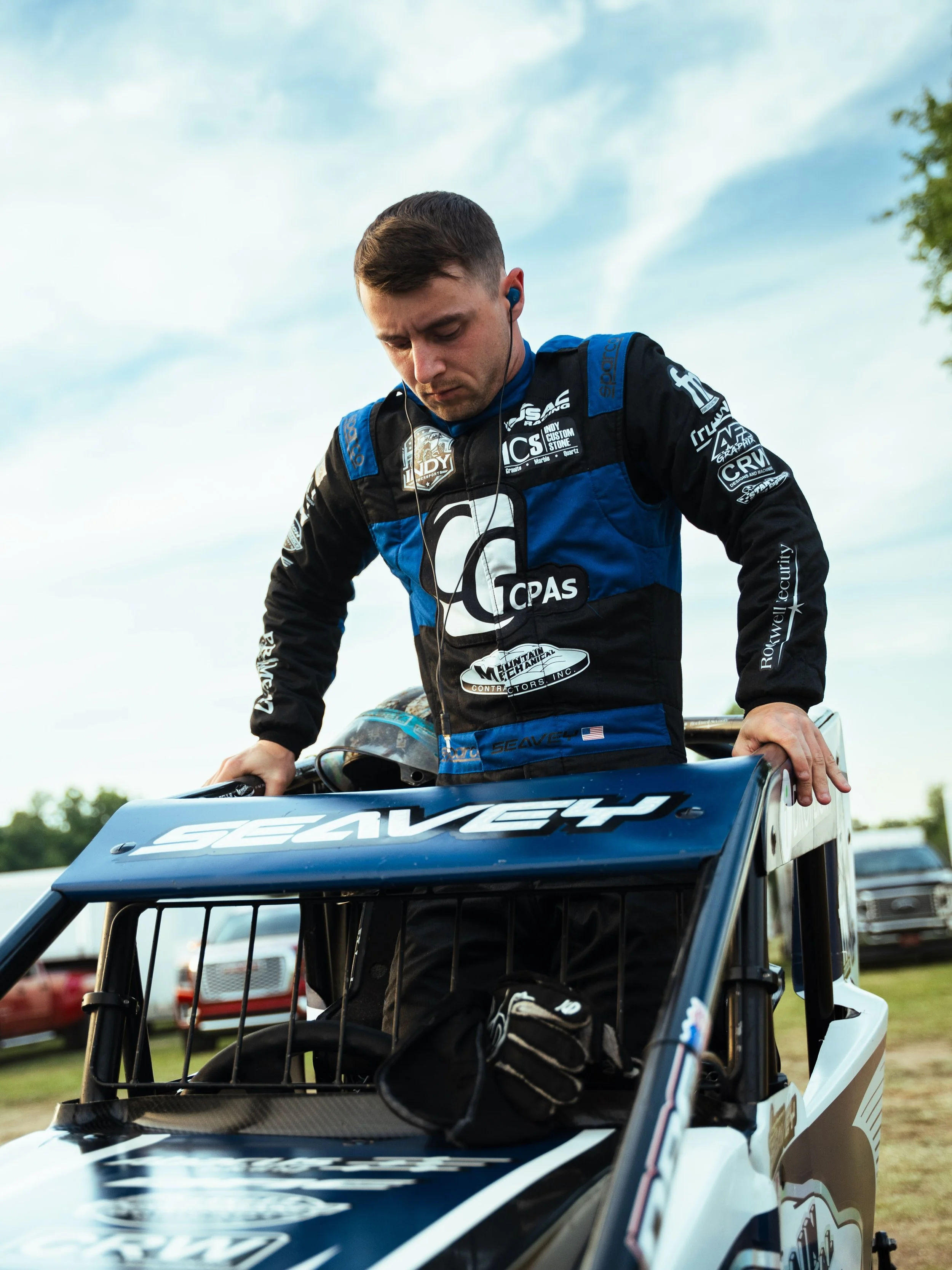 Everyone please join us in wishing our driver @logan_seavey a happy birthday!