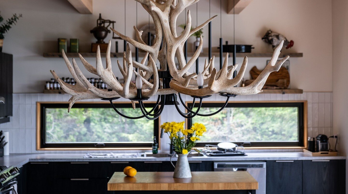 So much love for this beautiful light fixture handmade by Boivin Lampiste in Val David. It's no secret that we love design so this piece was part of our vision when this cottage was still only a dream. Made from real elk horns (that fell off naturall