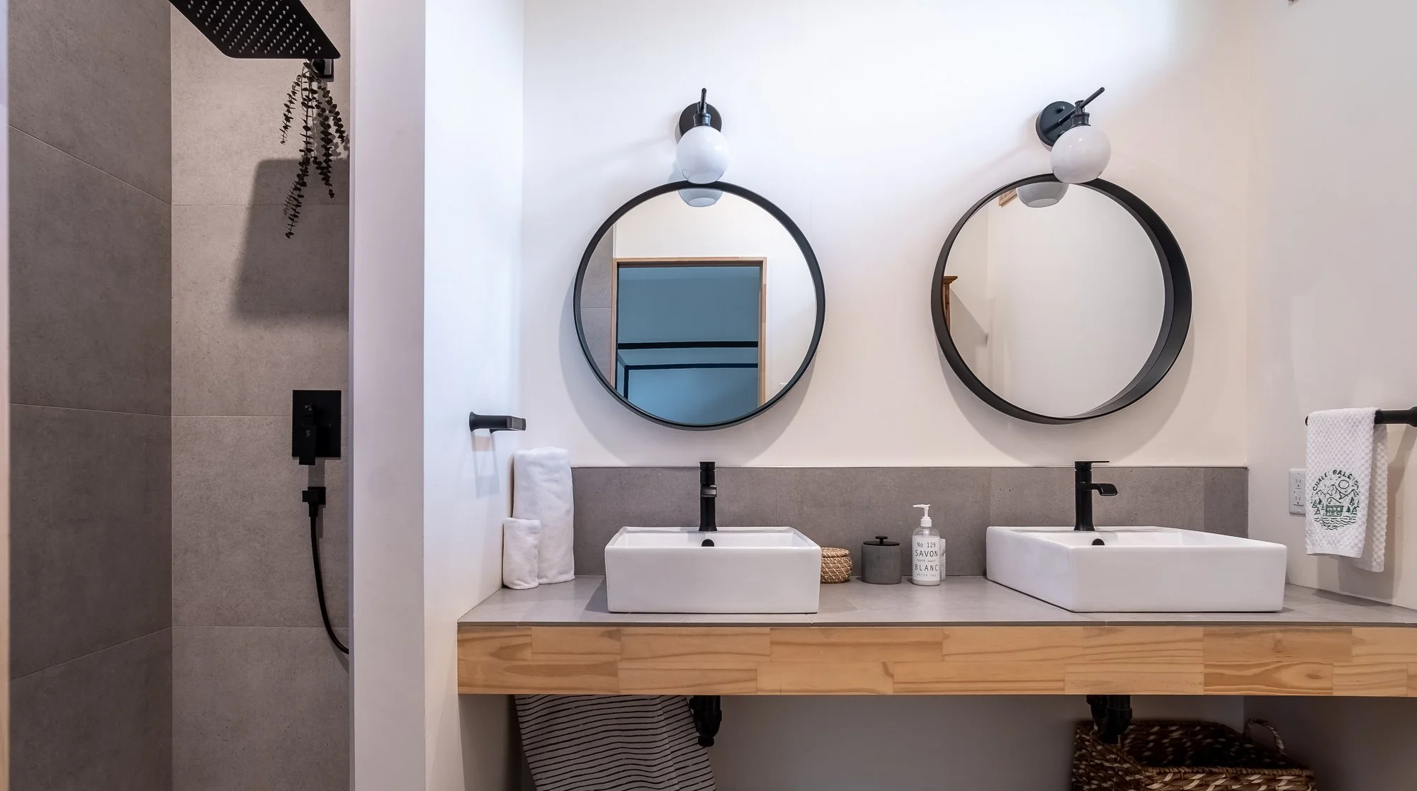 Chalet Baletor-hero shot-salle de bain attenente-1.jpg