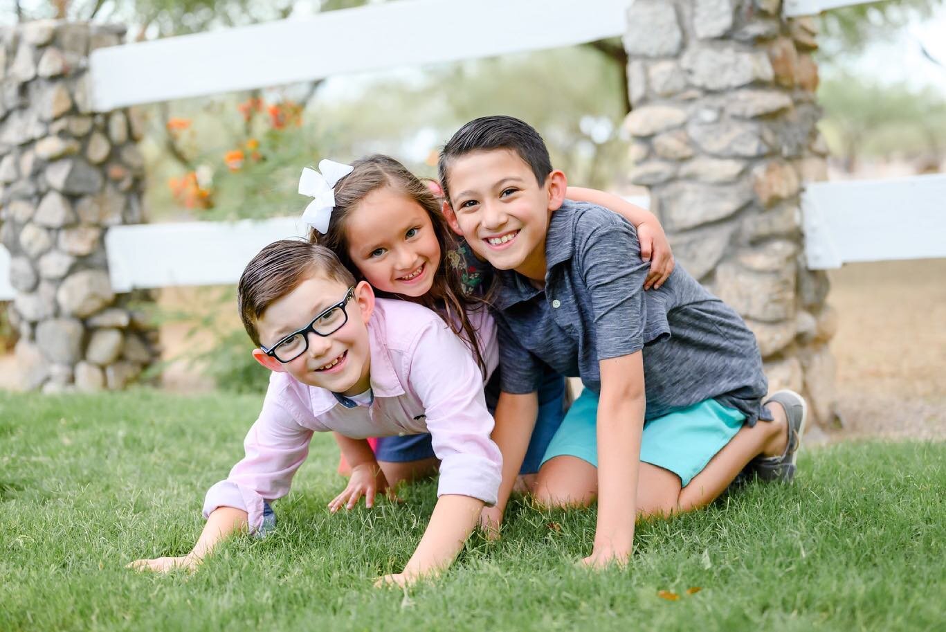 Cutie cousins 🥰#allisonholstromphotography #sunshinesister #tucsonfamilyportraits