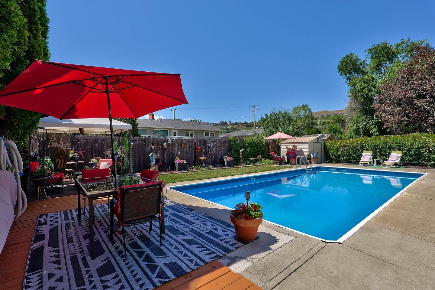 ❣️🗝️ JUST LISTED 🗝️❣️

📍1683 Sheridan Drive, Westmount 
🛌 4 bedrooms 
🫧 3 bathrooms 
📐 2,340 sq ft
🏊&zwj;♂️ In ground pool &amp; hot tub 
🌳 Large yard for the kids to play 
💸 Listed at $799,900

Looking for a home with a YARD and a POOL? Loo