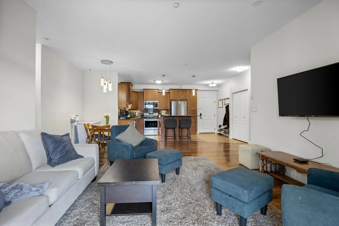 ✨NEW LISTING ✨

📍214-1390 HILLSIDE DRIVE, DUFFERIN
 
🛌 2 bedrooms 
🫧 2 bathrooms 
📐 1,150 sq ft 

Listed at $499,900

Experience refined urban living in this upscale 2 bedroom, 2 bathroom condo at Hillside Lofts in Dufferin! Enjoy exceptional wal