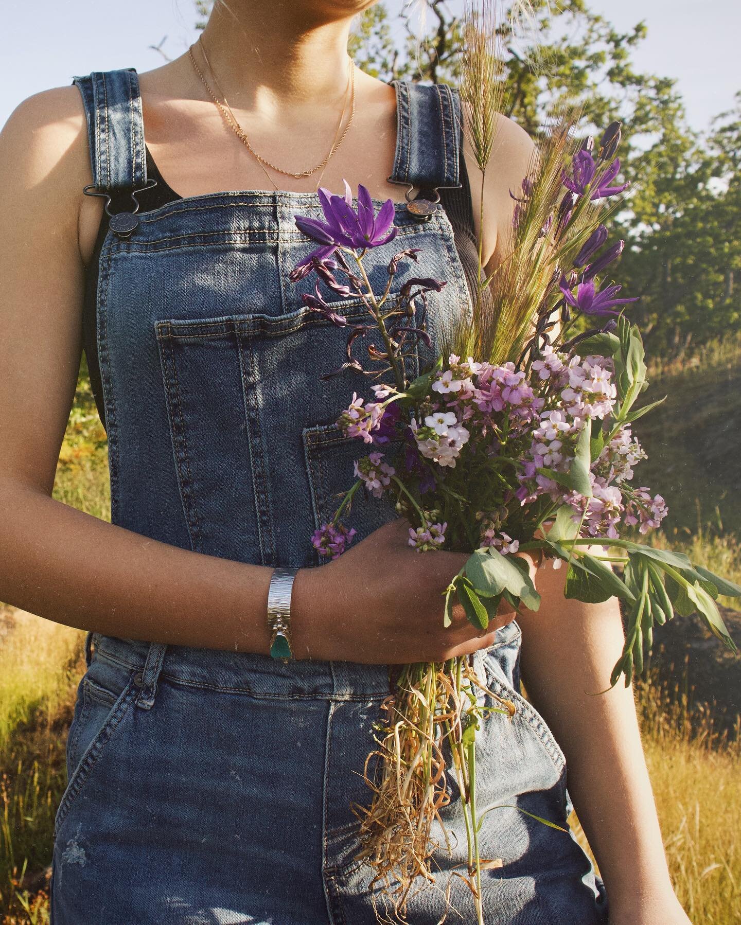 Wildflowers and warm golden evenings and bare toes on warm rocks and cricket sounds - these are a few of my favourite things. 🌈🌱🌸☀️ 

Manifesting summer wearing @wearhouseonejeans | #sponsored 

📷 captured by @tjhosie