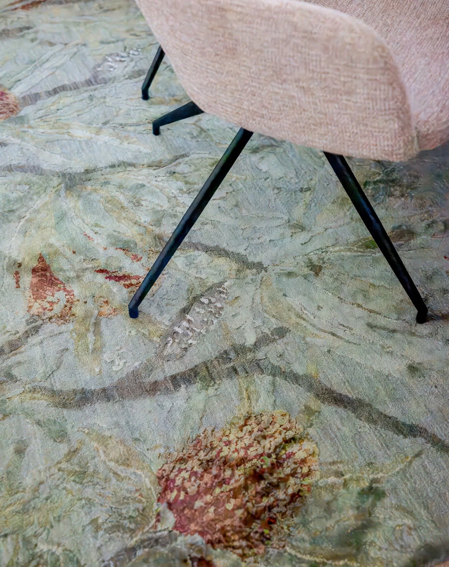 A closer look at the layers of luxury in this home office ✨
The Banksia hand-knotted silk rug by @jennyjonesrugs brings an exquisite painterly quality to the floor - soft greens, blush, and earthy tones seamlessly bringing the outside in. Paired wit