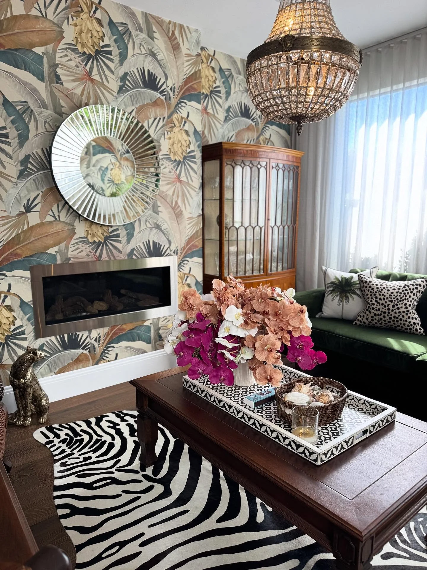 Still my most favourite room ~ it really speaks to my design style 🐅🦓🥥🌴
#sunlounge #indiahicks #safaristyle #palms #catherinemartin #lapalmawallpaper #cocopalminteriors