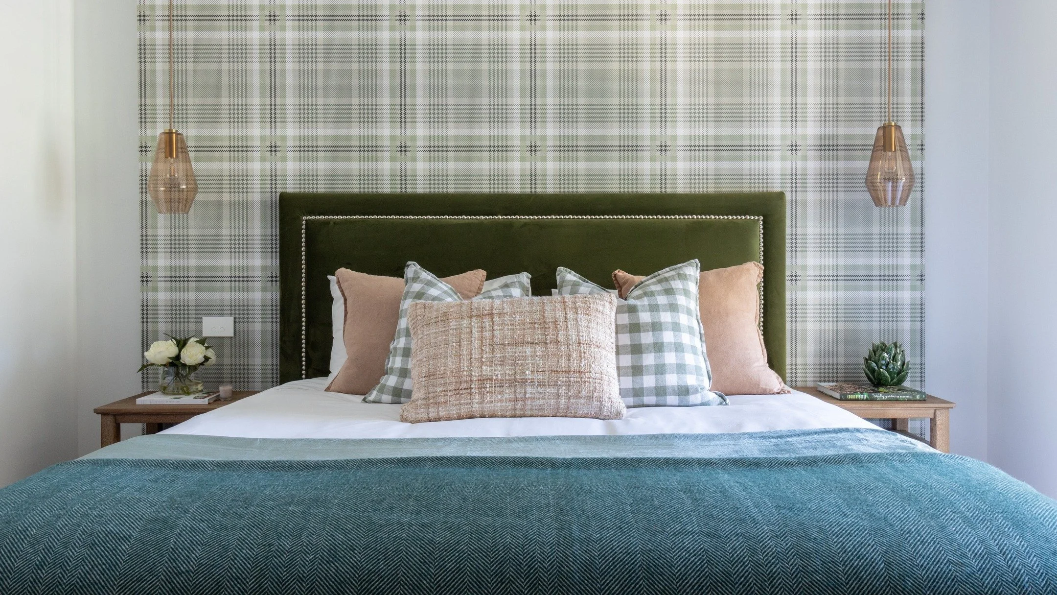 Country retreat in beautiful Hepburn Springs.
➡️ see how a simple restyle can make a big impact! 💚
The fresh plaid wallpaper designed in collaboration with the legends @grafico_walls combined with the soft gingham cushions completely transformed t