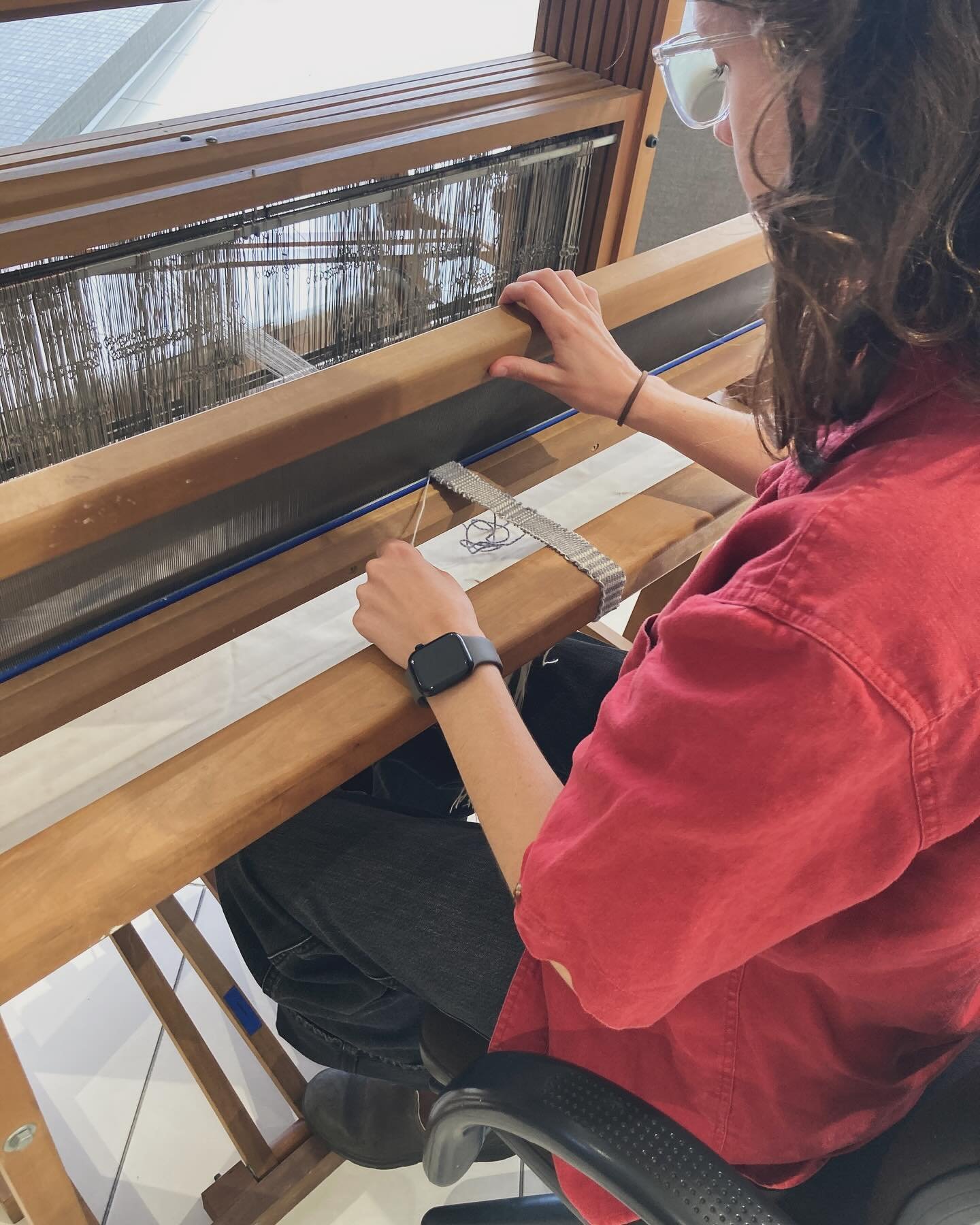 My floor loom is back in business at the @instyle_au showroom! Olivia doing some wool samplers 💫
