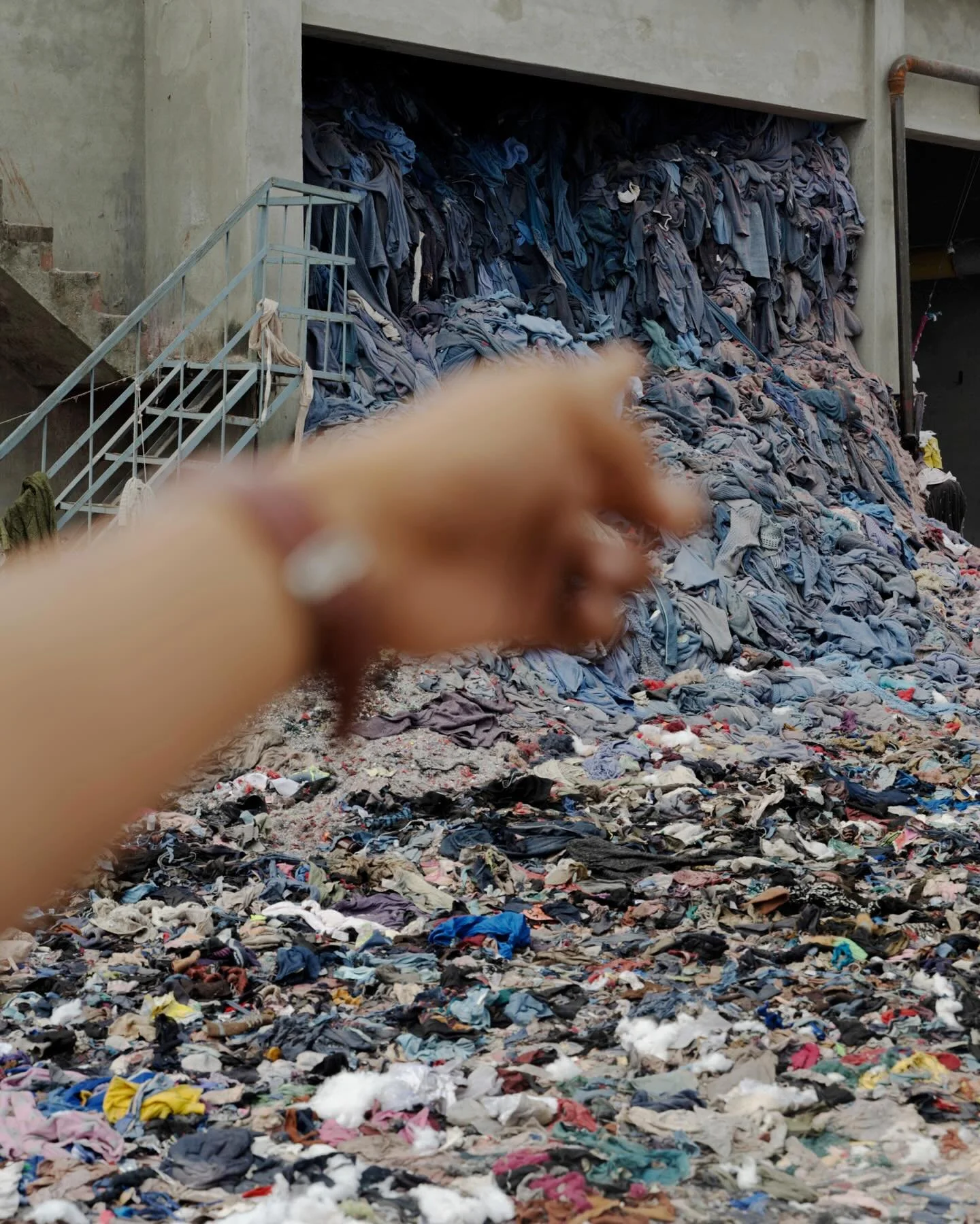 I find this photo by Abhishek Khedekar @tendercoconut_ incredibly affecting. This is taken in Panipat, the centre of textile recycling in India. Where mountains of discarded clothing from the West ends up. Yes, we need to deal in existing materials a