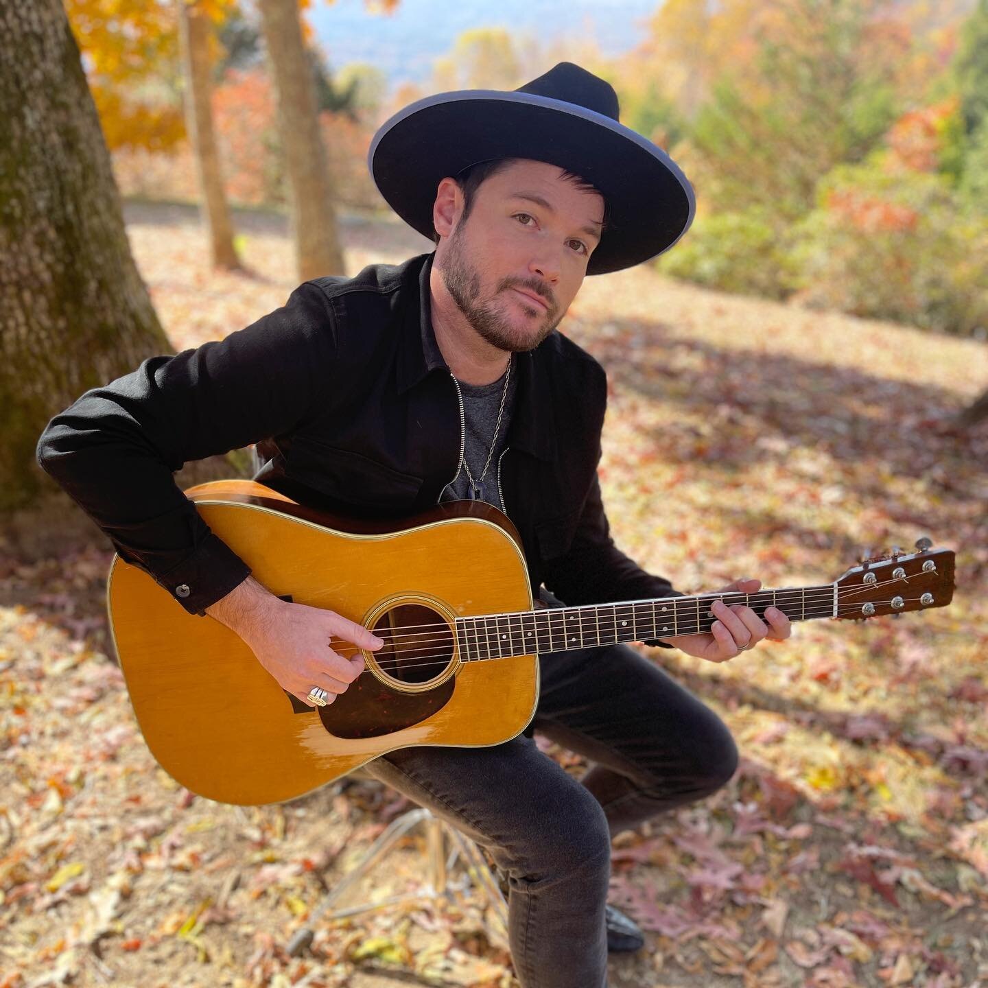 Music video shootin&rsquo; out here in the Smokies. Happy Sunday ya&rsquo;ll. 🍁 ⛰️ 
 &bull;
&bull;
&bull;
&bull;
&bull;
&bull;
&bull;
&bull;
&bull;
&bull;
&bull;
&bull;
&bull;
&bull;
#jellyellington #sunandthesea #martin #martinacoustic #acousticgui