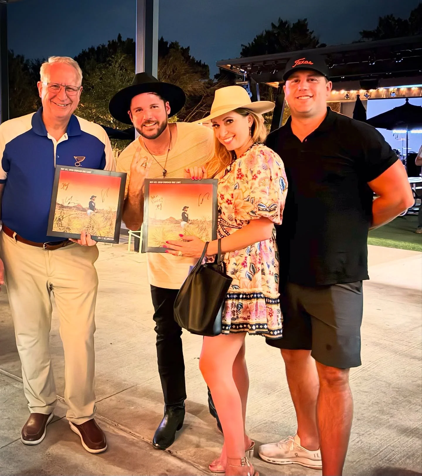 Much love ATX! Always a good time at @meanwhilebeer. #getyourglowon 
&bull;
&bull;
&bull;
&bull;
&bull;
&bull;
&bull;
&bull;
&bull;
#jellyellington #rocknroll #livemusic #meanwhilebeer #dowhatyoulove #gibson #lespaul #sg #guitarist #guitarplayer #ind