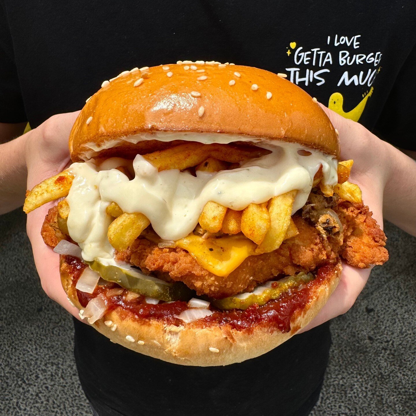 Our new monthly special looking fine as hell 🔥 The Getta Filthy chicken is loaded with:

🍔 Ranch
🍟 Fries
🐓 Chicken Filthy Mix
🧀 Cheese
🐓 Southern Fried Chicken
🥒 Pickles
🧅 White Onion
🍔 BBQ Sauce

$16.90 - Smash it now! available at all stor