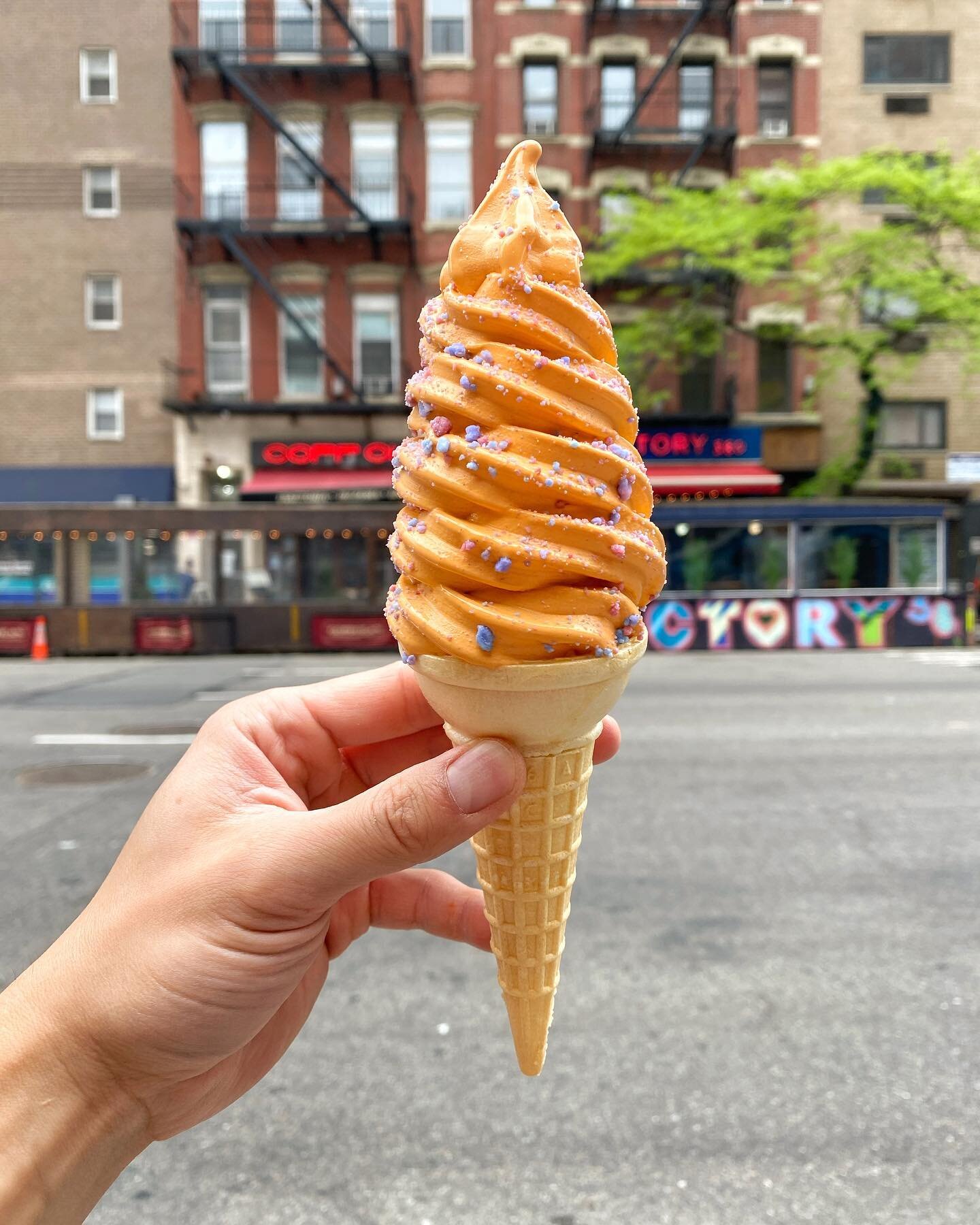 Thai Tea soft serve with a little crunch to start the week off - tag someone who&rsquo;s buying one for you 😋