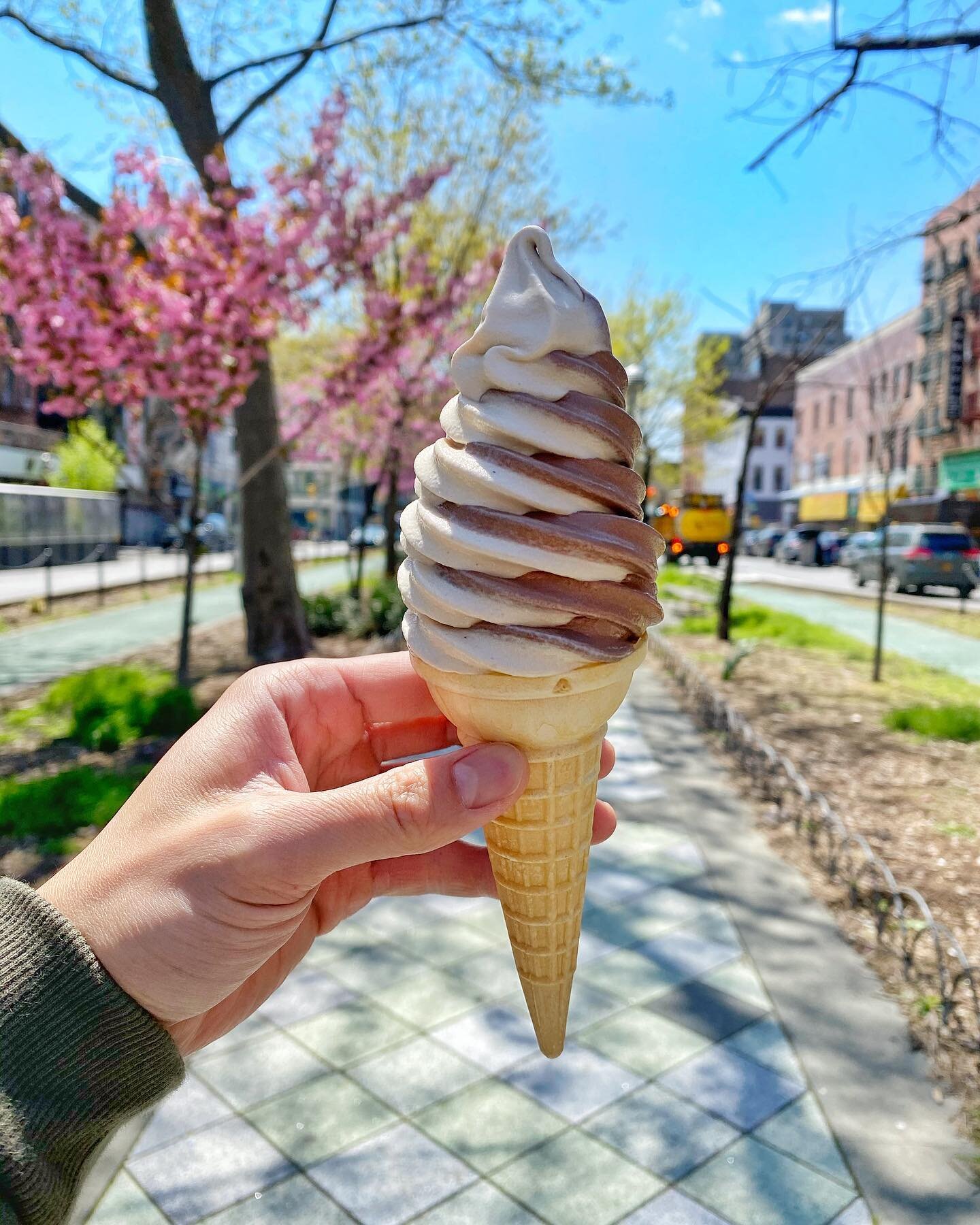 The swirl you didn&rsquo;t know you need to try 👈 Oolong Tea 👉 Frozen Hot Chocolate