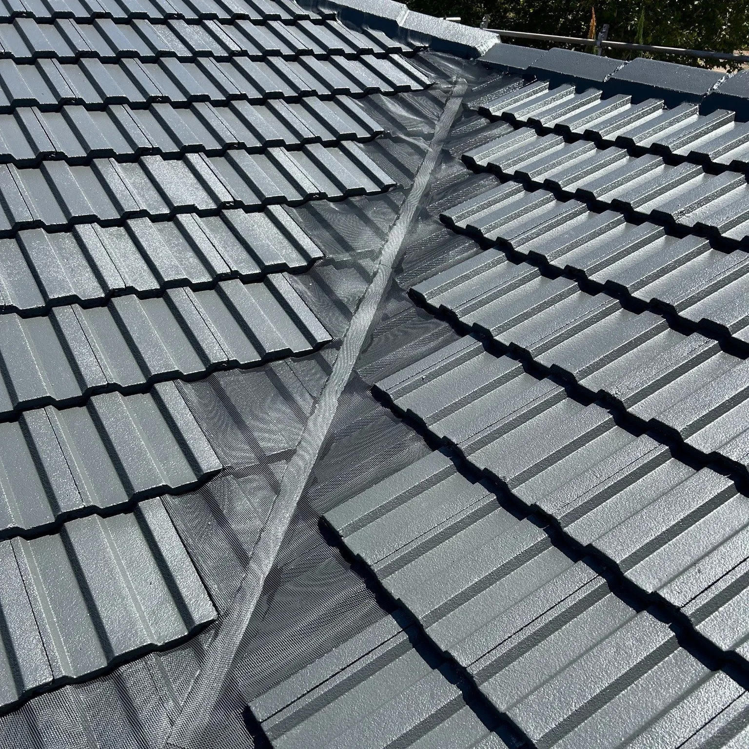 WHOA - that&rsquo;s a LOT of roof! 💪

240m&sup2; of roof in McLaren Vale, fully restored by the Focus team.

Painted in Monument, sealed with a heat-reflective membrane, and finished with colour-matched gutter guard.

🎨 Roof painted | Monument
☀️ H