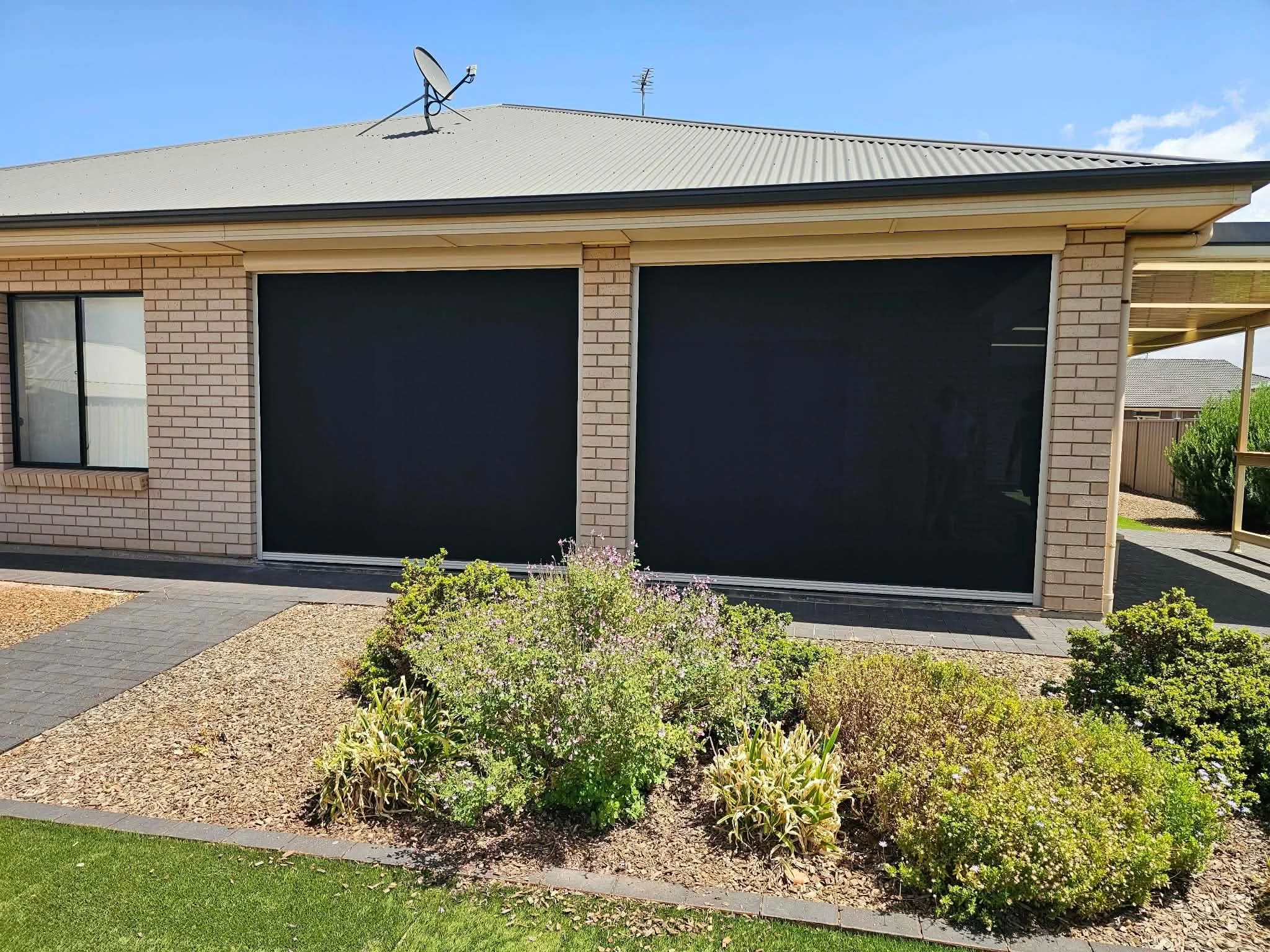 Alfresco getting smashed by the sun? ☀️ 

Outdoor blinds can fix that.

We installed outdoor blinds in this Whyalla Jenkins home to cut the harsh sun while keeping the space open and breezy.

🟨 Sand frame &amp; pelmet
🖤 95% carbon black mesh
🔧 Man