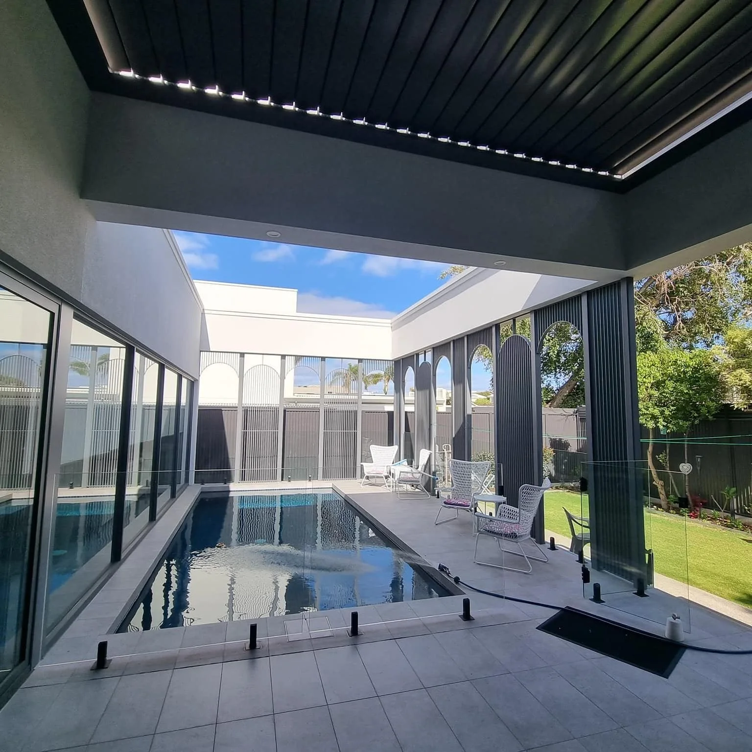 Splash zone taking over your patio? 💦

This Somerton Park pergola is now a fully enclosed outdoor room, thanks to electric outdoor blinds that keep the seating area protected while the kids own the pool.

🖤 Onyx Ultra 99% UV mesh
⬜ Crisp white box 