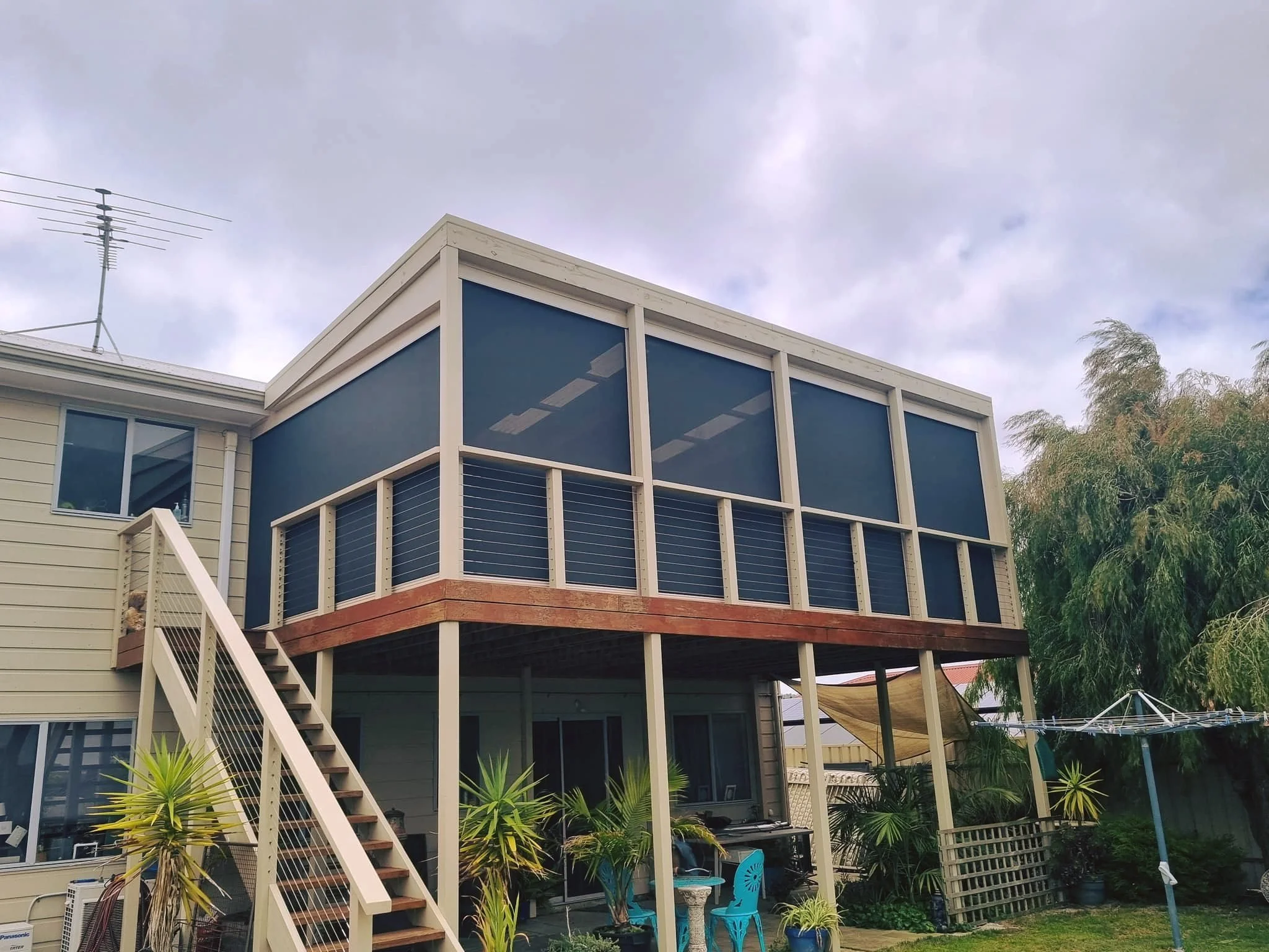 ⛳ course views? Beautiful. The wind? 🌬️ Not so much. 🌬

This Mount Compass deck was exposed year-round, so we installed a custom outdoor blind enclosure to protect the space while keeping the outlook 🏞️

Sand frame
Graphite 94% UV mesh
Manual oper