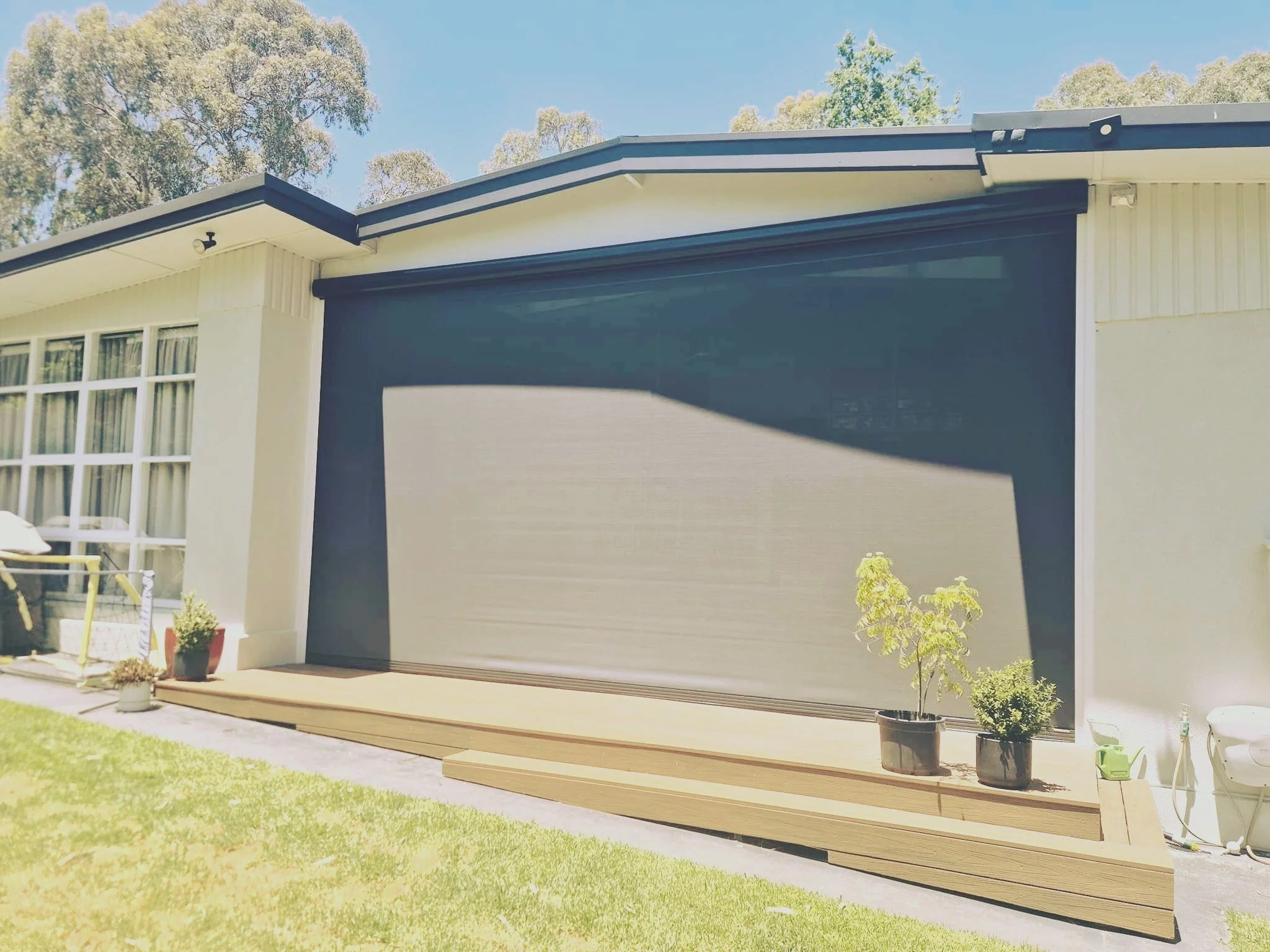 Harsh summer sun ruining your afternoons? ☀️

This Glenalta mid-century home now has a 6-metre, fully electric outdoor blind doing all the hard work.

Shade. Privacy. One-touch control. 

#outdoorblinds #midcenturyhome #focushomeimprovementsadelaide