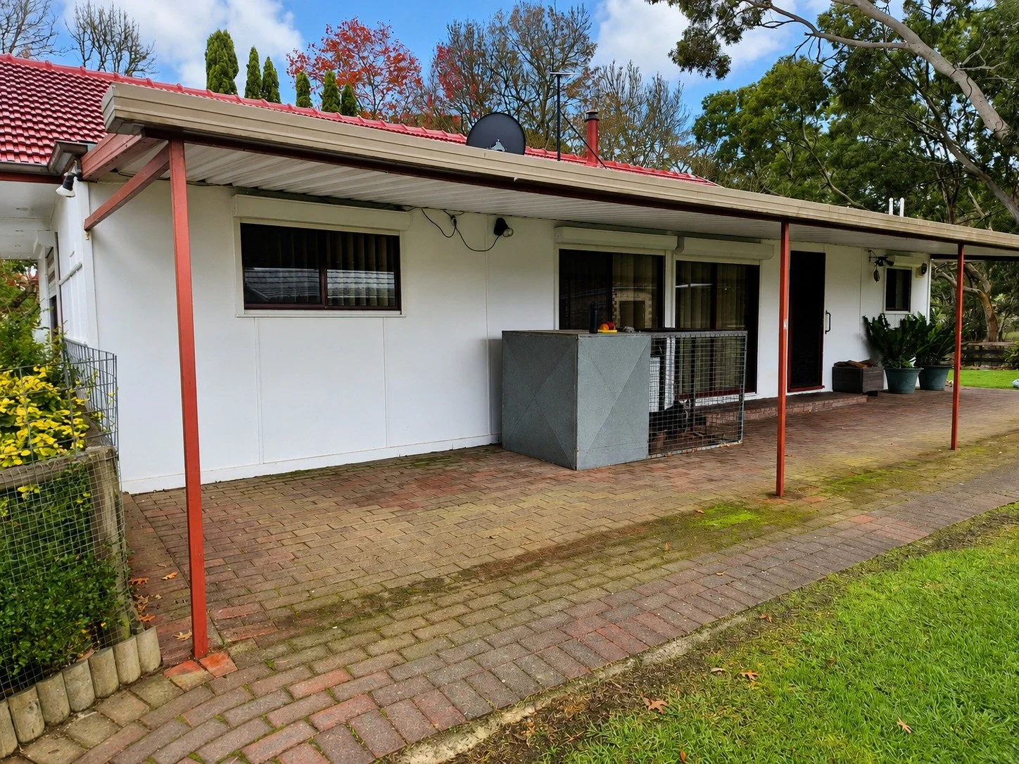 For the people 👫 the dog 🐾 and the weather! ☔

This Prospect Hill verandah is now a much more protected and usable outdoor space, thanks to custom outdoor blinds with Carbon Black 95% UV mesh fabric and a custom pelmet and frame in Manor Red.

The 