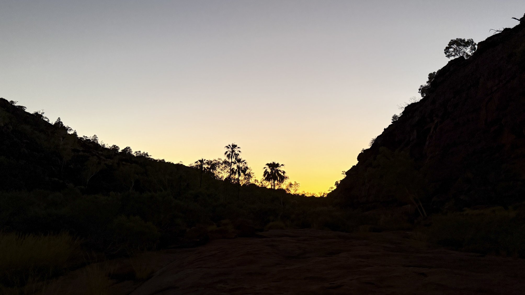 When the extreme summer heat spread across the continent, the central desert demonstrated its 'hot-spitality'- the temperature maintained above 35 celsius from dusk to dawn, and rose rapidly to 50 degree upon sun rise. Giving up my tent and desert sa