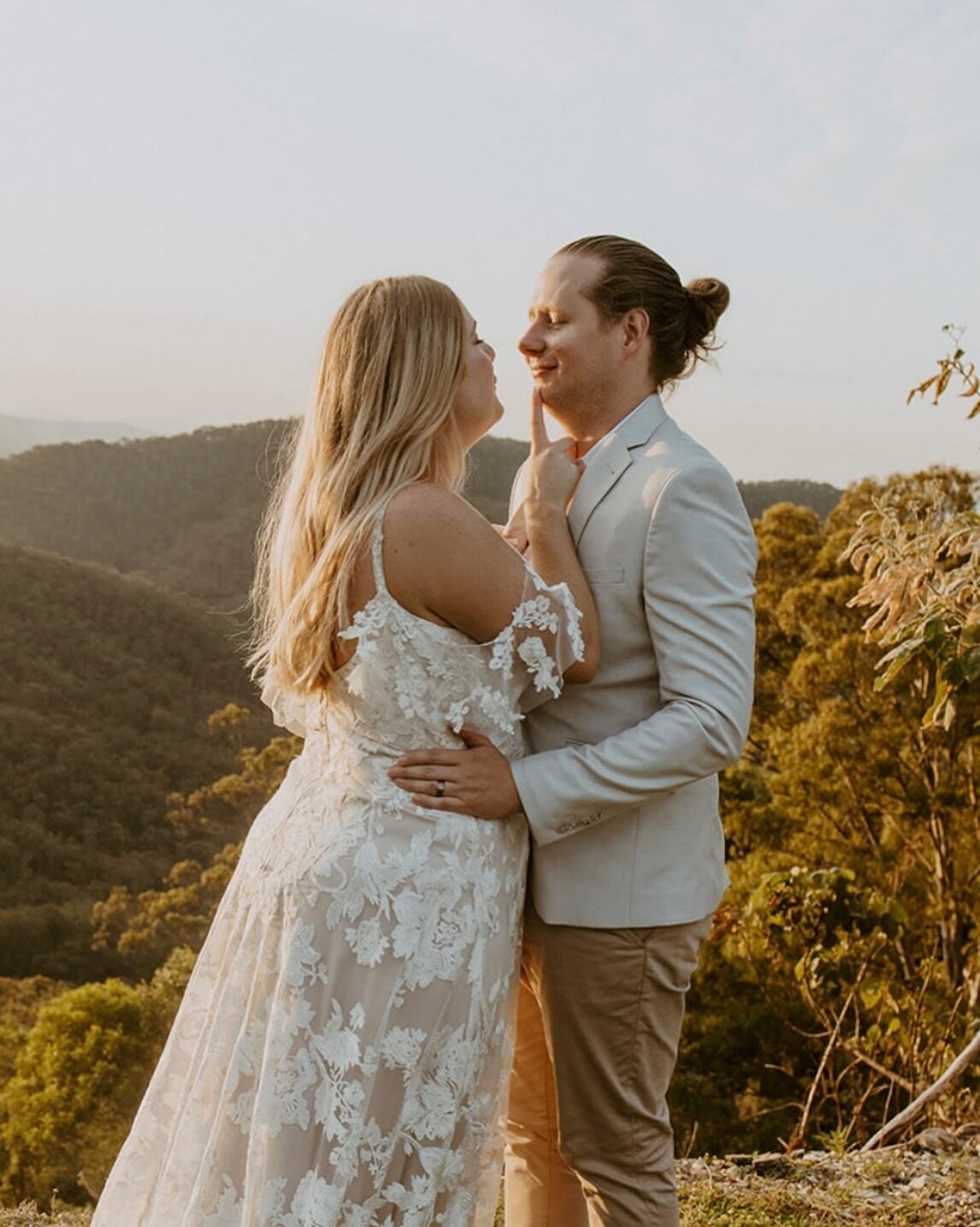 The gorgeous J&amp;N at another one of our exclusive Elopement Locations - Tambourine Residence

Planner &amp; Stylist @evermore.events__ 
Photographer @by.ebony 
Bride &amp; Groom @jenaayaa @nathhogg92

#elopement #microwedding #wedding #brisbanewed