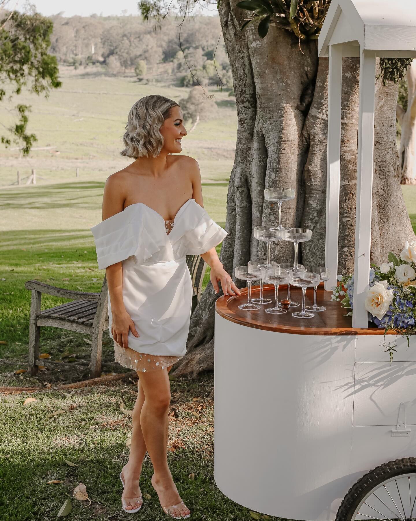 A moment for this stunning bride and my favourite bar cart 😍

Did you know our gorgeous bar cart is available to hire for your event? Bar staff also available on request.

Team:
Photography - @katyfiona_photography 
Venue - @bunnyconnellen 
Dress, v