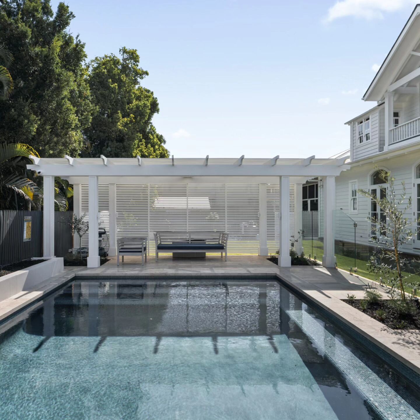 Pool houses are great for the summer months for the family to relax under. This one was designed for our NewMarket Project.
Built by :@saundersbuildingcompany 
Pool @saunderspools
Architecture: Baastudio Architecture

#architecture #architecturephoto