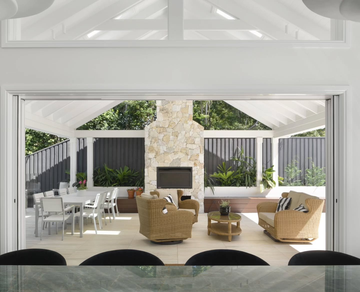 The subtropical Qld climate also us to have the indoor- outdoor connection between our spaces in our homes. Recently renovation and addition project at Northgate Brisbane 
@saundersbuildingcompany @gdsconsultingengineers 
#queensland #homes #homebeau