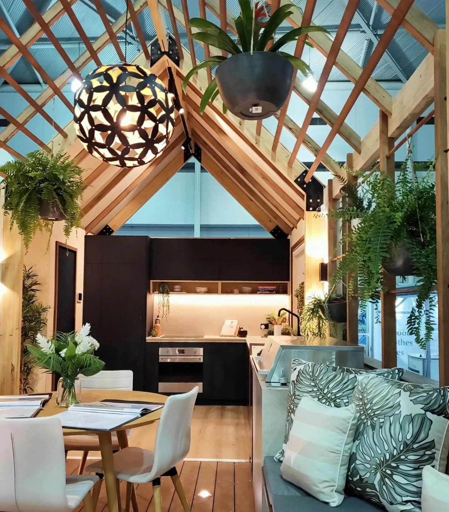 BAAHOUSE homeshow house.
Custom designed small studio for Brisbane Homeshow. 
@baahousebaastudioarchitecture @saundersbuildingcompany 
@burgesskitchens
#homeshow #Brisbane #Brisbanehomeshow #studio #homeshow #tinyhome #house #decking #deck #kitchen #