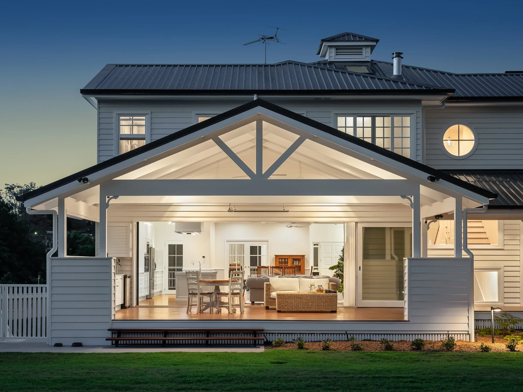 Norman Park new home
Brisbane
A new Queenslander–Hampton home for a growing family: open plan living, big outdoor rooms, a butler’s pantry and plenty of built-in storage.

Builder: Saunders Building Company · Photography: Darren Kerr Photography